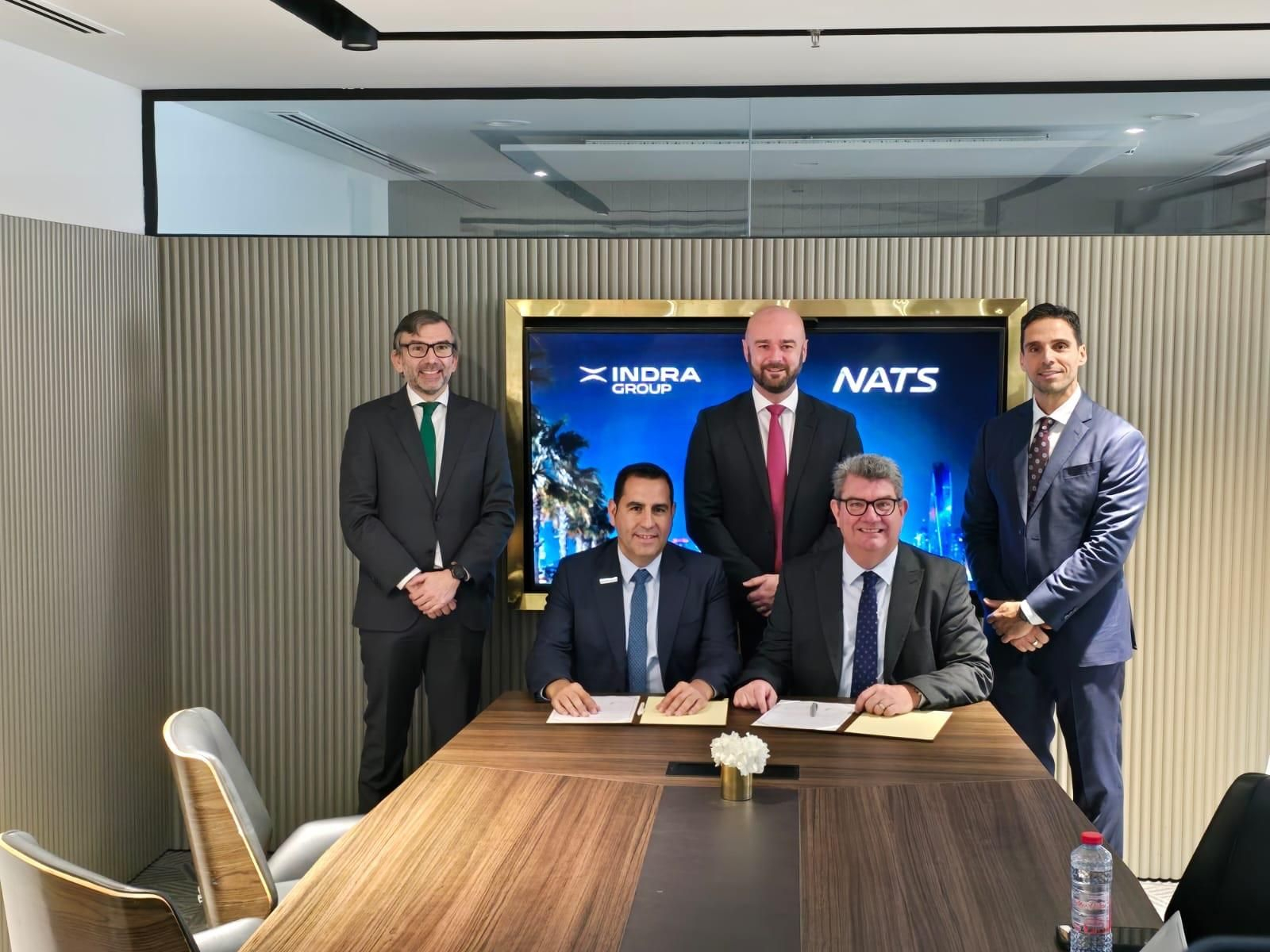 Directivos de Indra y NATS, en la firma del Memorando de Entendimiento en Dubái.