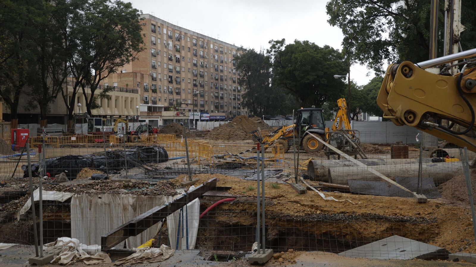 Obras de Emasesa en el giro de Ramón y Cajal con San Francisco Javier.