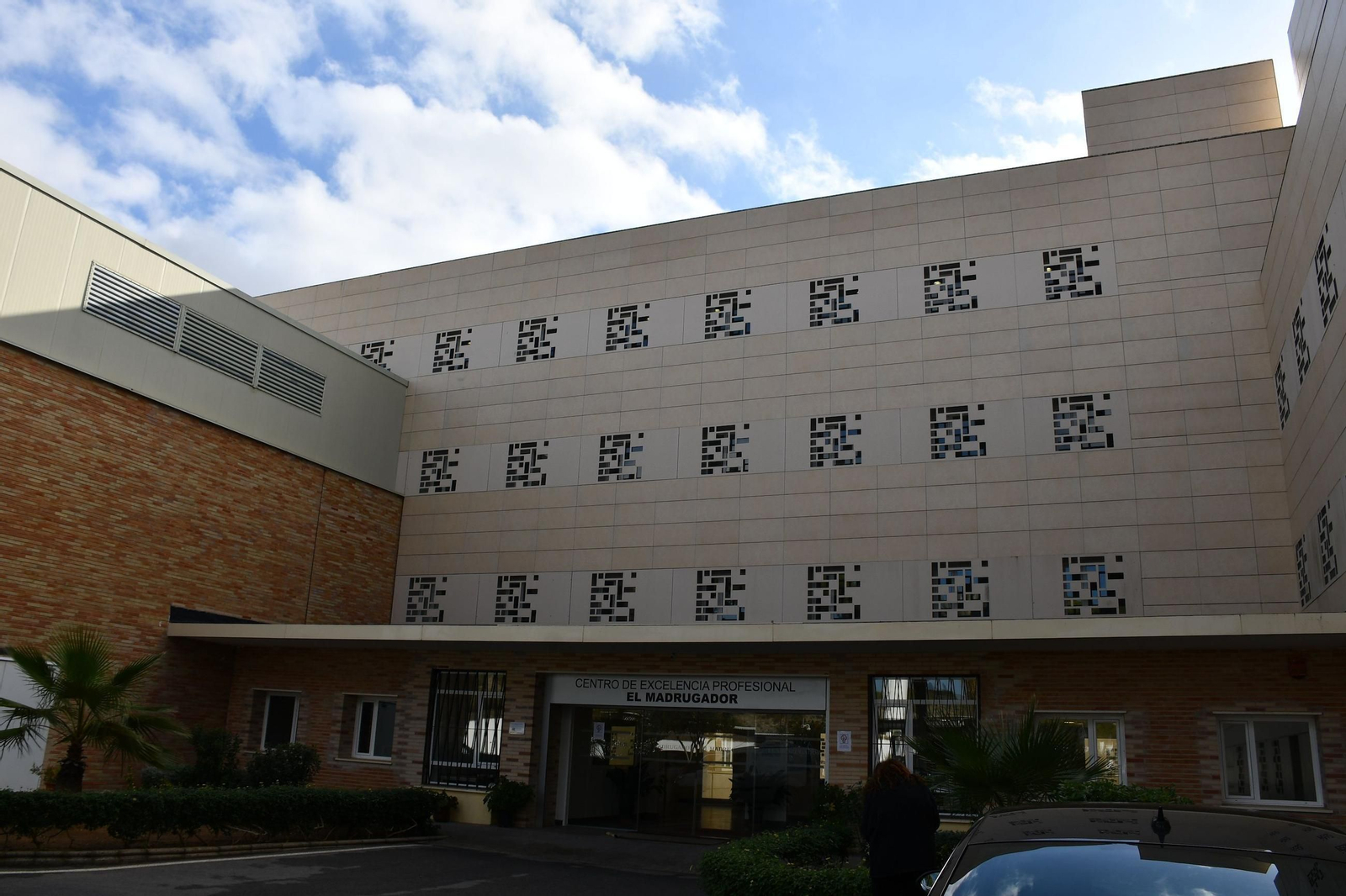 Vista de uno de los edificios que conforman el complejo El Madrugador, en el término municipal de El Puerto.