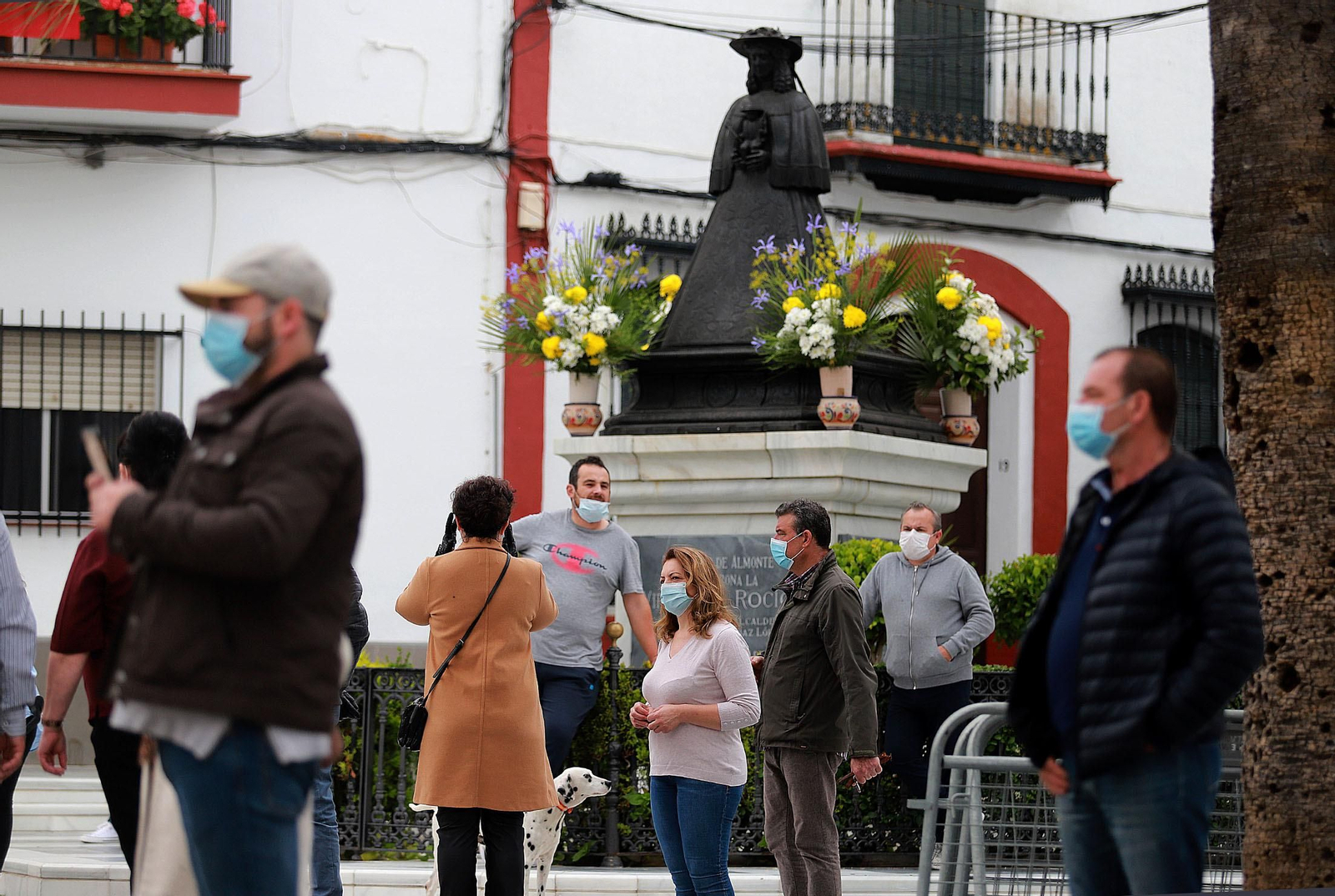 Imágenes de la jornada especial vivida en Almonte sin la procesión de la Virgen del Rocío