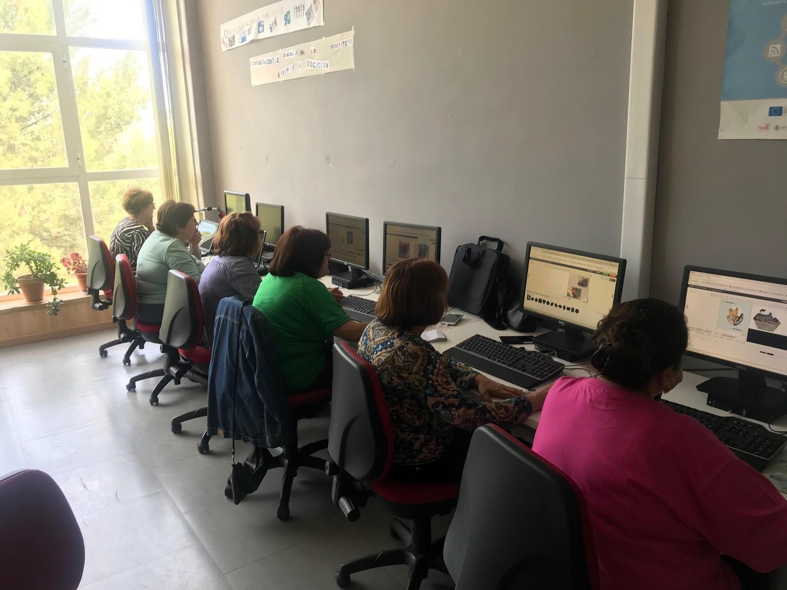 Montefrío enseña a sus mayores a manejar sus ‘smartphones’ y mejorar sus competencias digitales