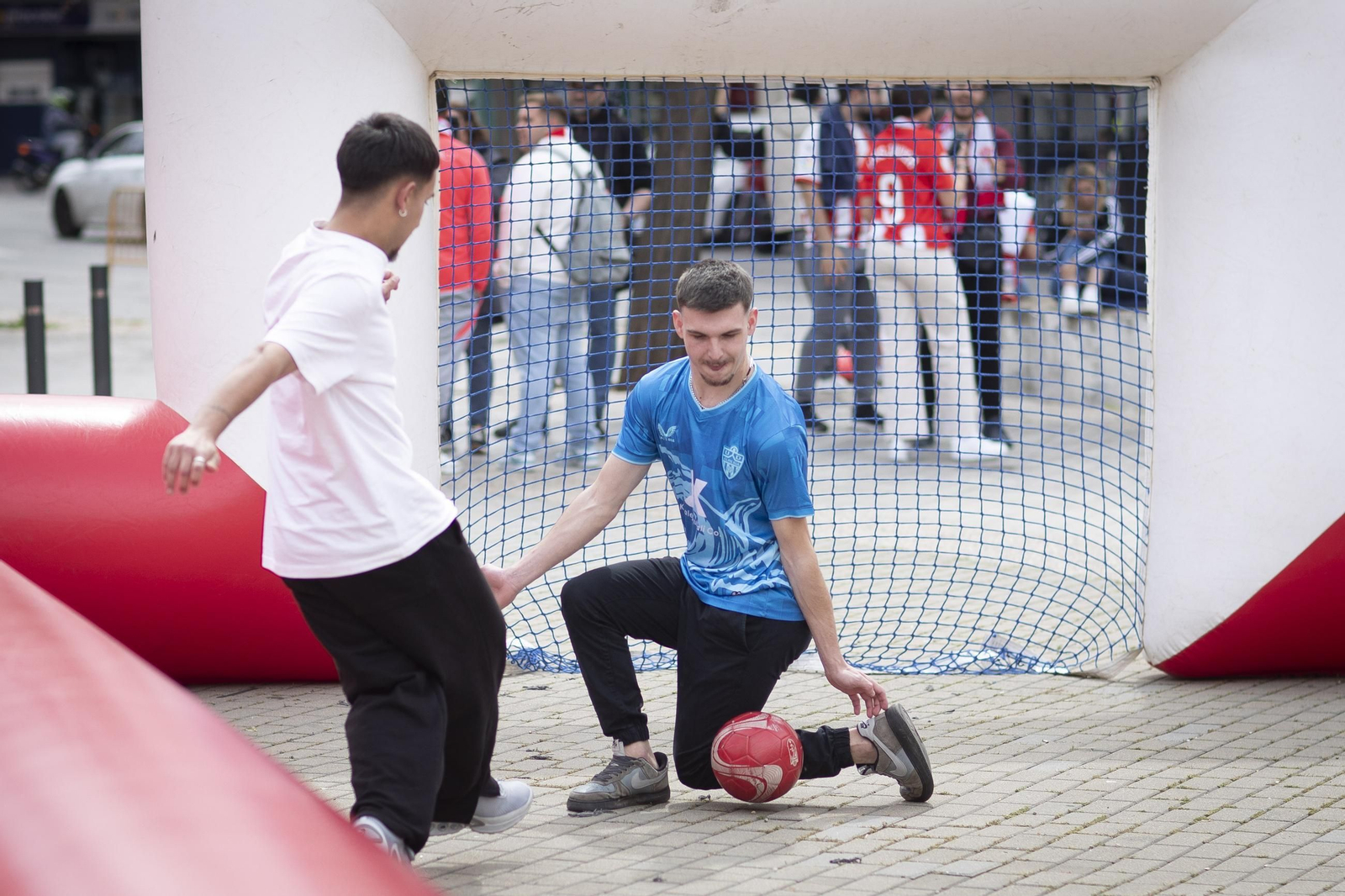 Encuéntrate en el recibimiento al Granada y la grada de Los Cármenes