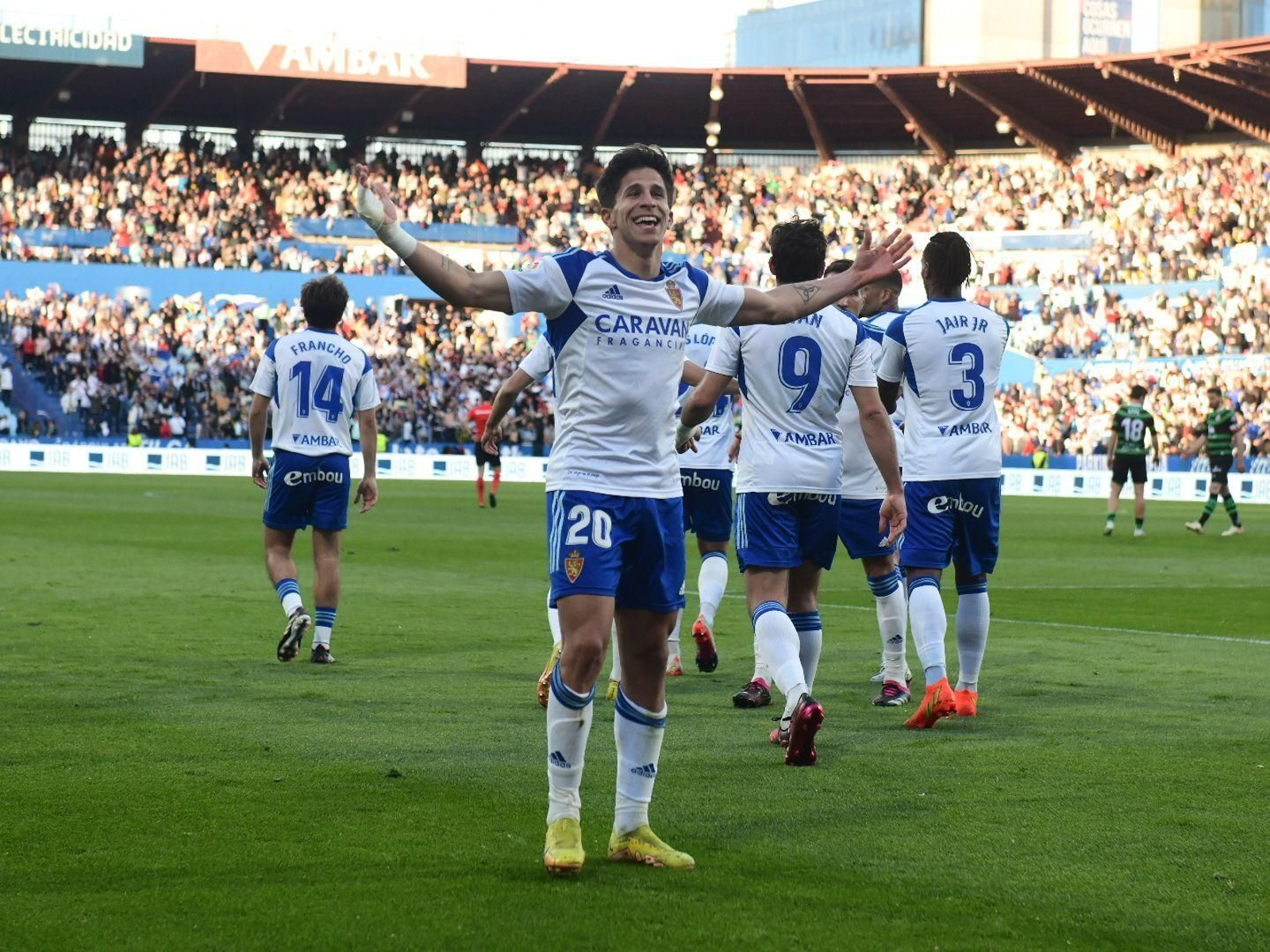 El Zaragoza celebra un gol al Racing.
