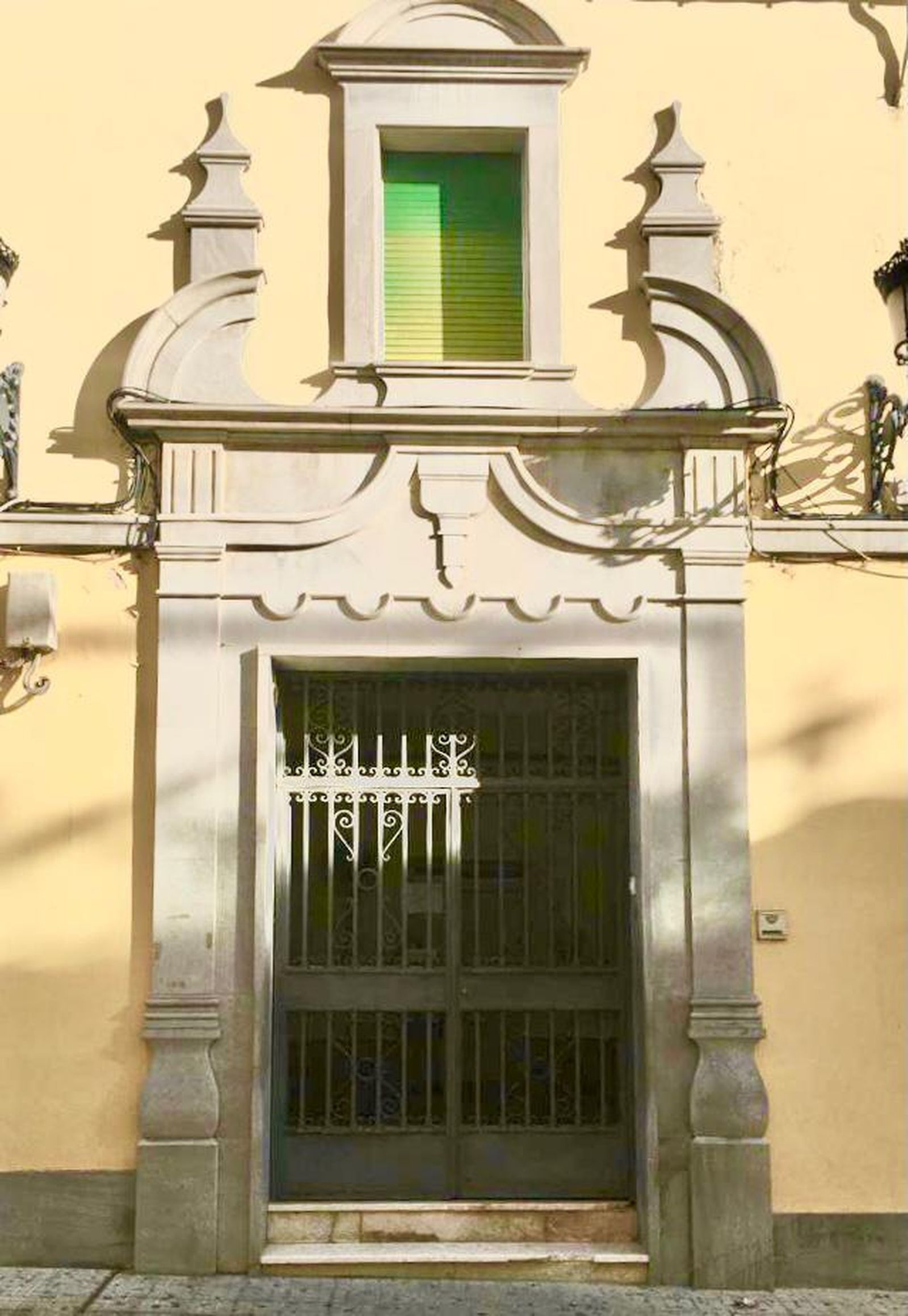 Acceso principal a la Casa de la Cultura, completamente cerrado.