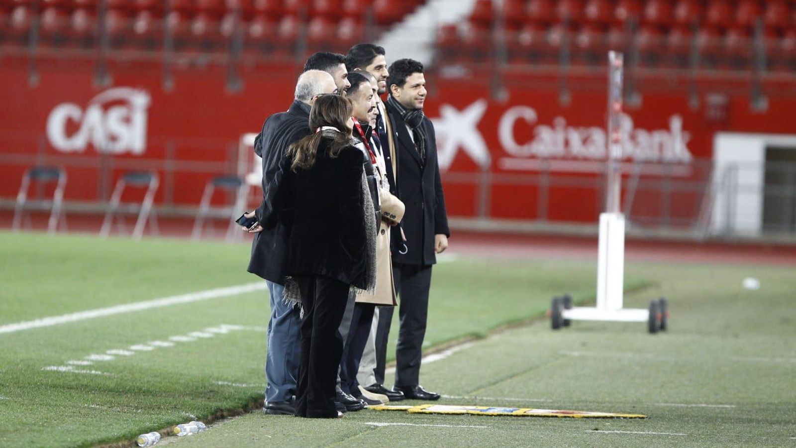 La comitiva saudí posó para inmortarlizarse sobre el terreno de juego al término del encuentro La comitiva saudí posó para inmortarlizarse sobre el terreno de juego al término del encuentro