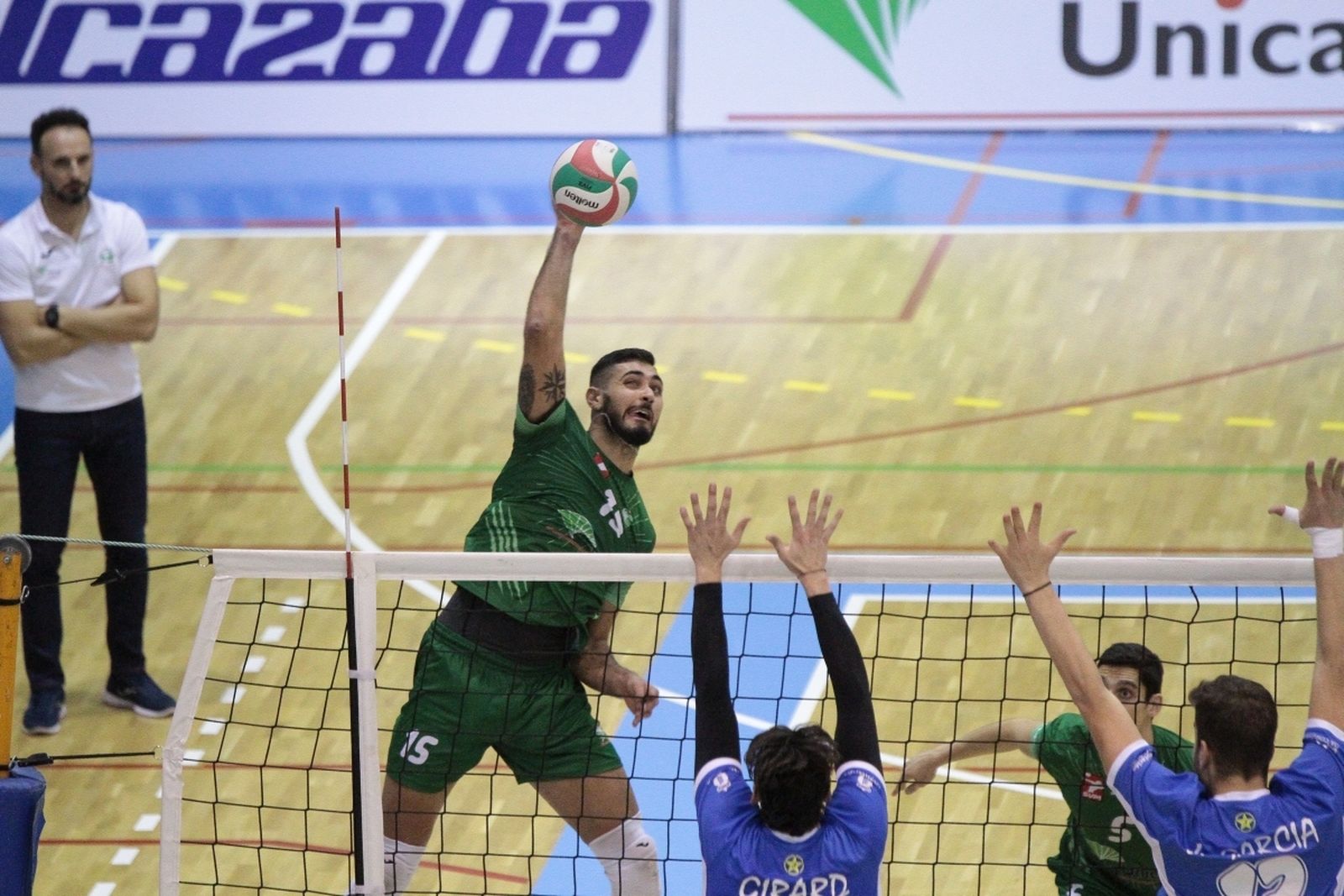 Unicaja sigue preparando la visita al Barça Vóley