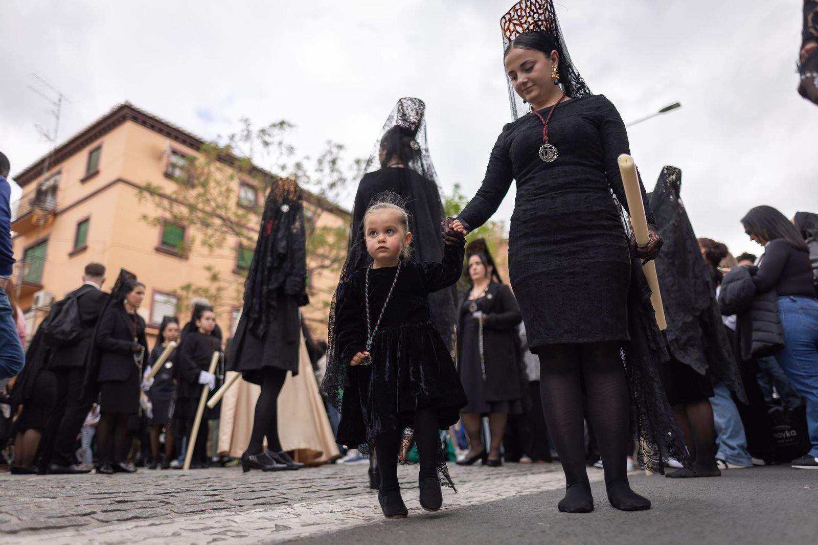 Así vivió Granada la salida de la Hermandad del Trabajo 2025