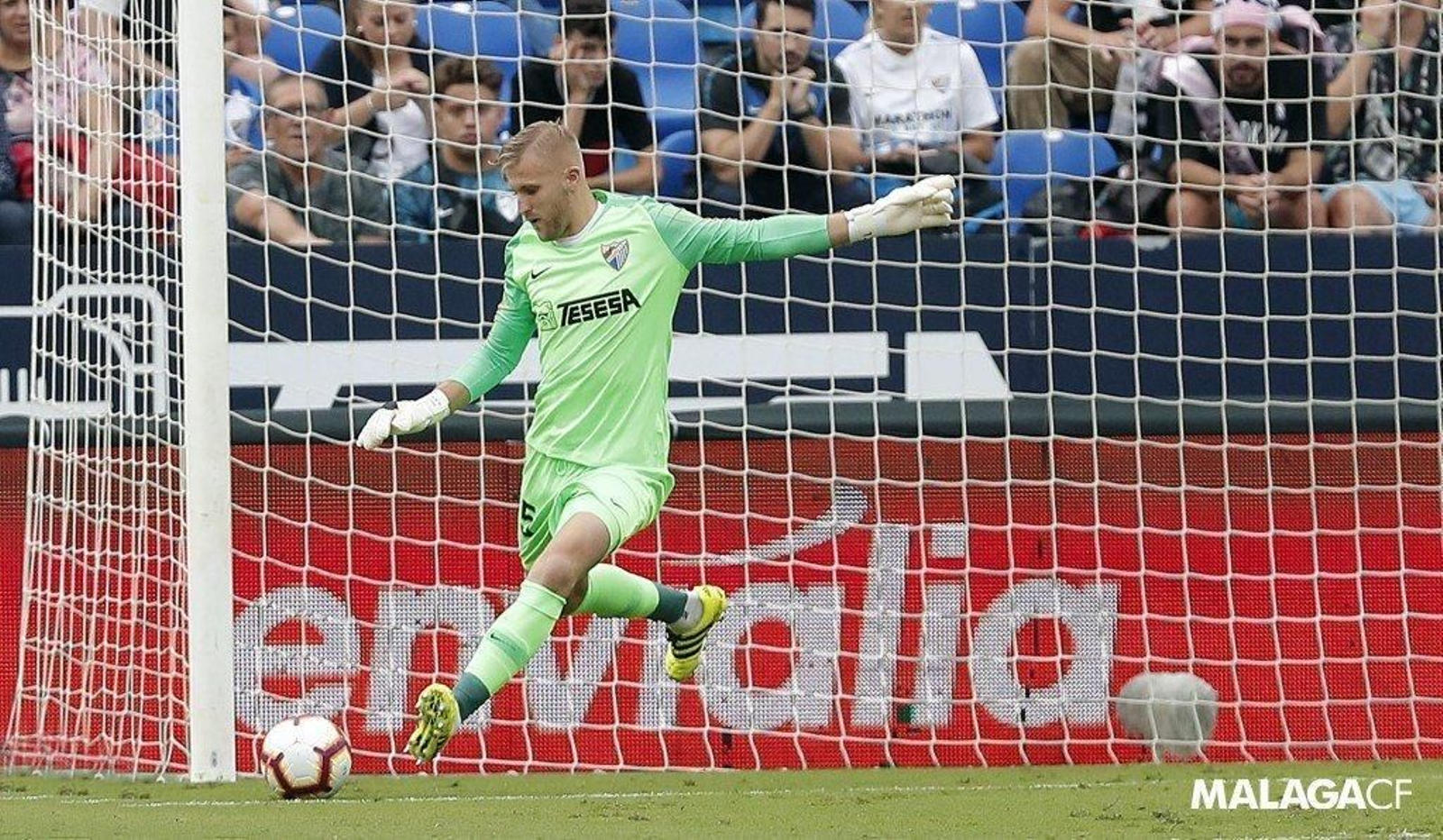 Kieszek patea un balón.