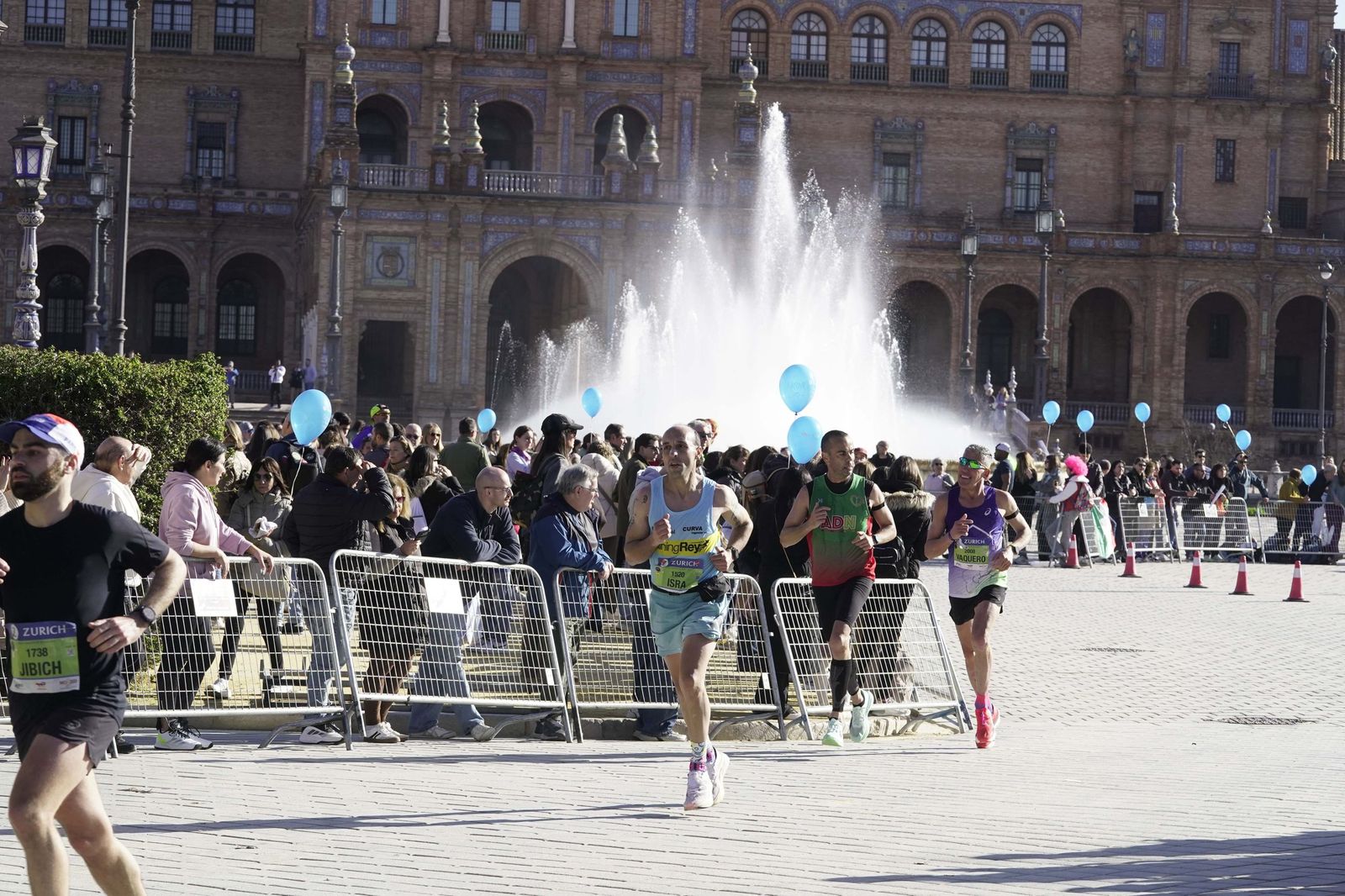 El Zúrich Maraton de Sevilla 2026 en la Plaza de España, galería 1