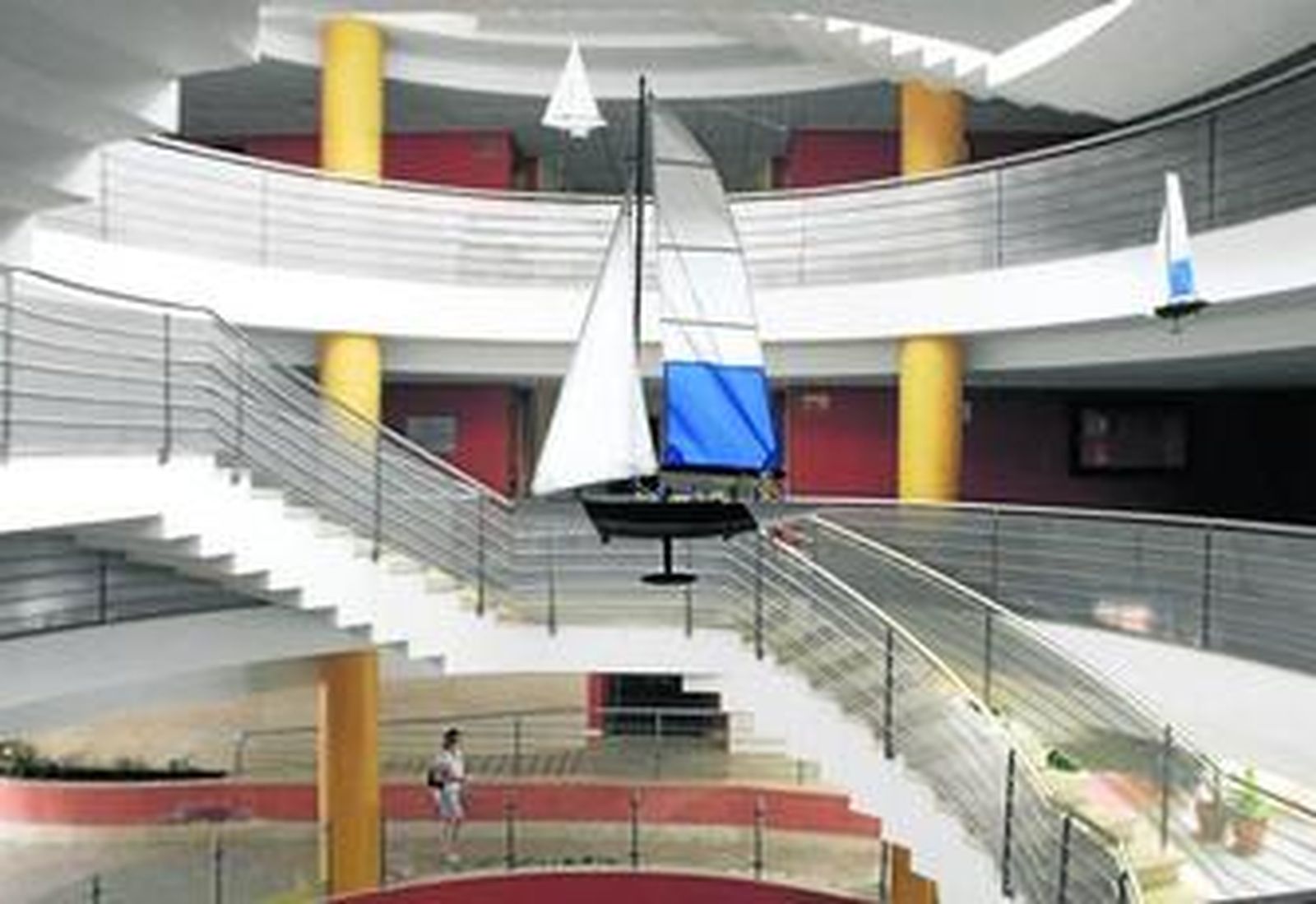 Maquetas de barcos decoran el salón central del hotel Colón Costa Ballena.