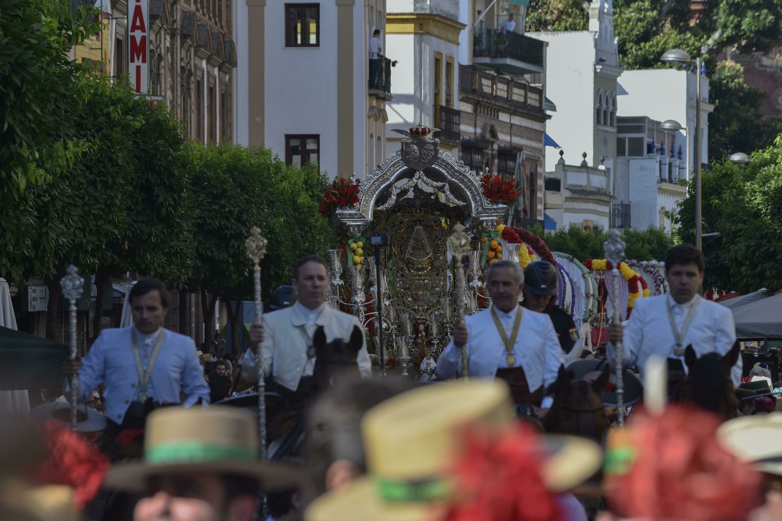 La salida de la Hermandad del Rocío de Triana, en imágenes