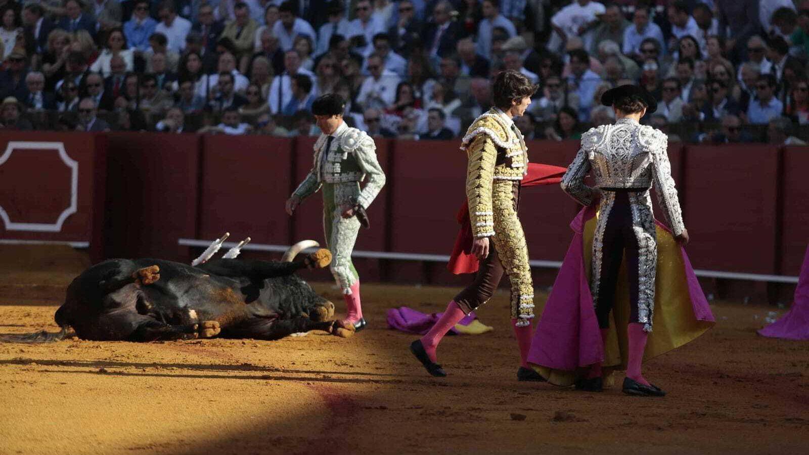 Castella se marcha del ruedo tras matar a su primer toro, 'Madrilito'.