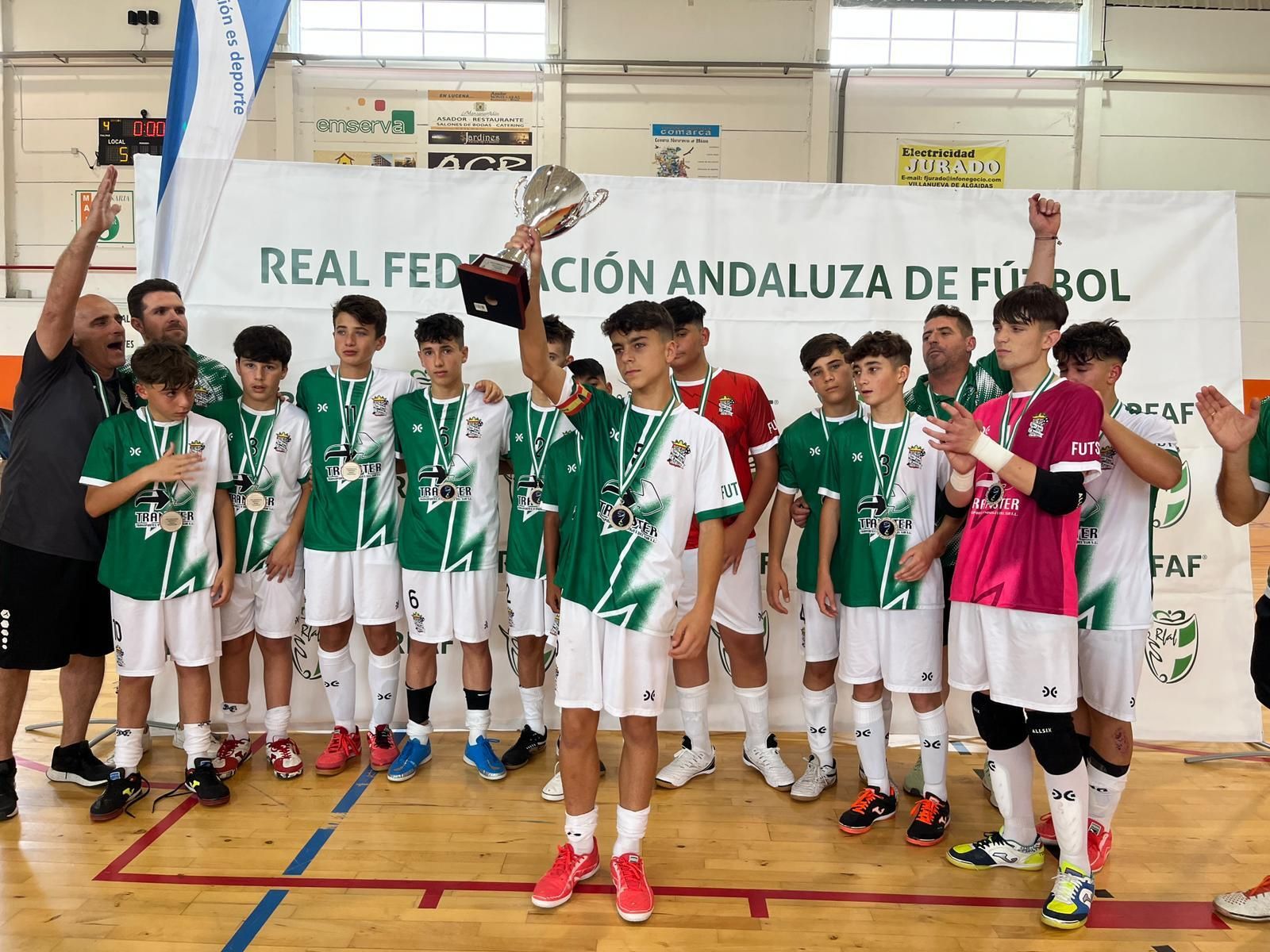 Los jugadores del San José Obrero, recogiendo la copa de subcampeón.