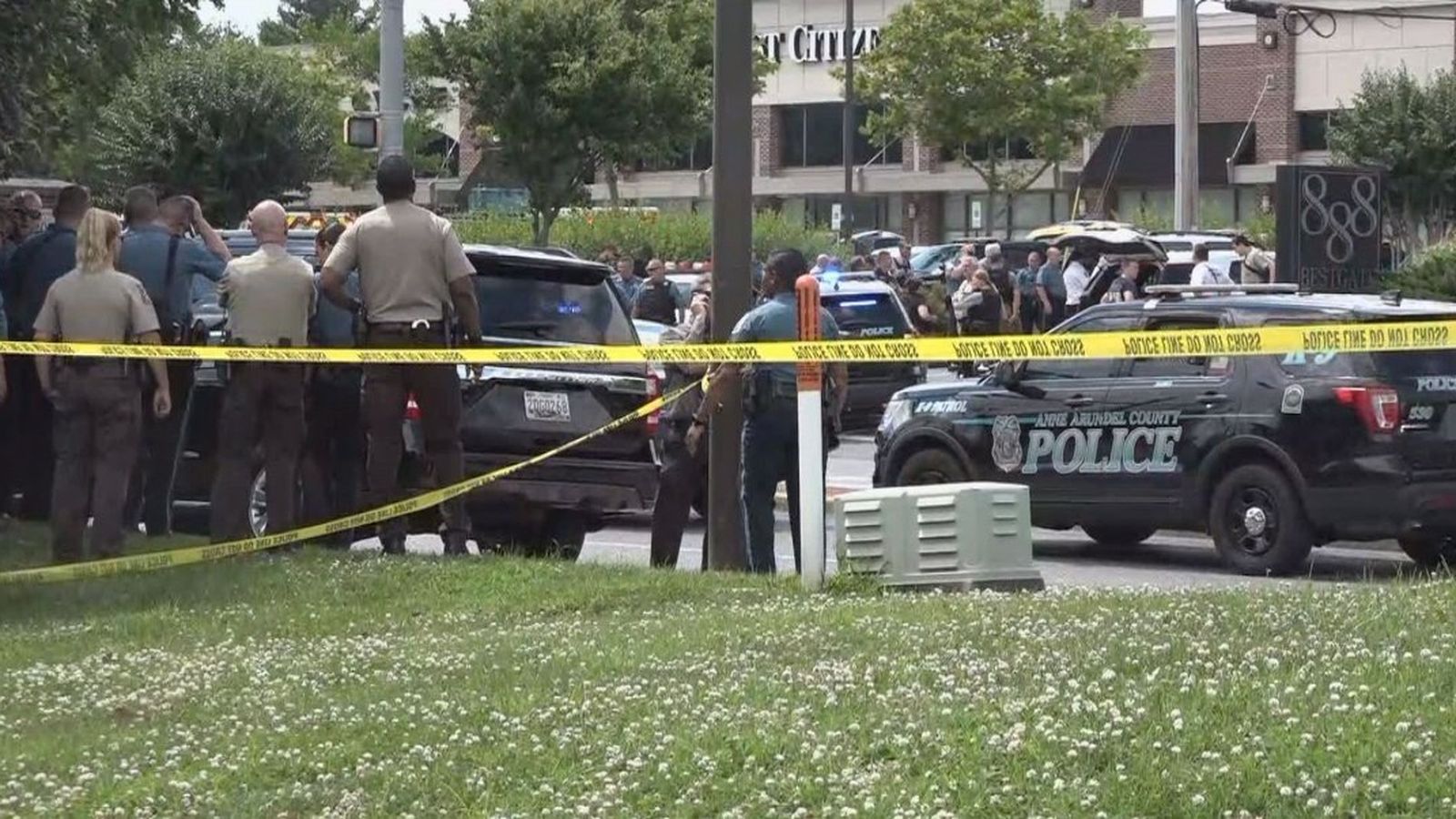 Varios policías acordonan la zona