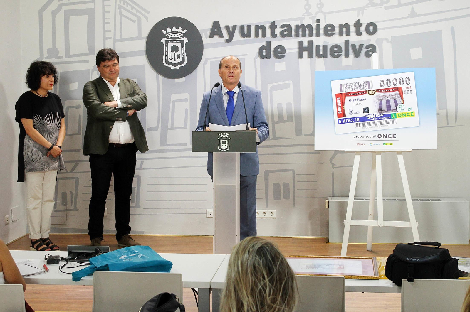 La presentación de la imagen del cupón de la ONCE dedicado al Gran Teatro de Huelva en imágenes