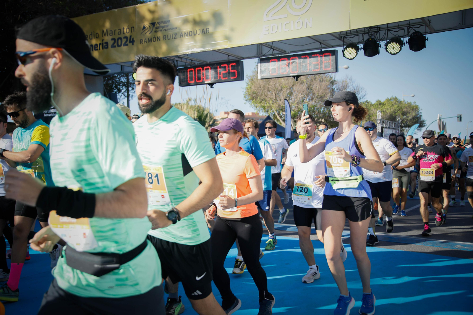 Imágenes de la salida de la Media maratón Ciudad de Almería