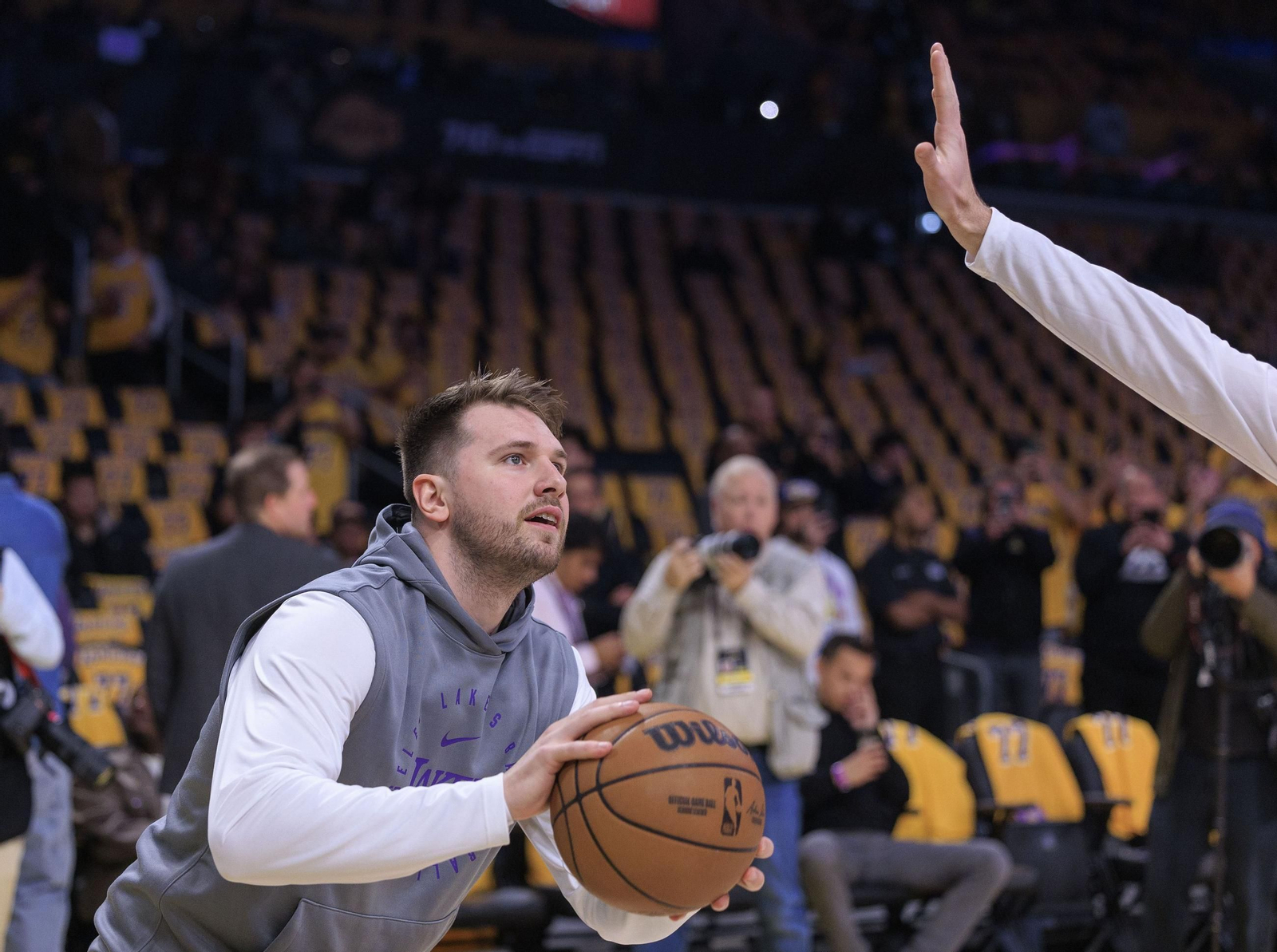 Las fotos del debut de Doncic con los Lakers