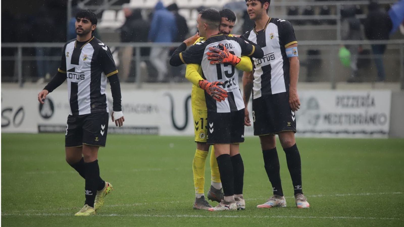 Diego Domínguez y Brian Mahugo se abrazan al término del encuentro