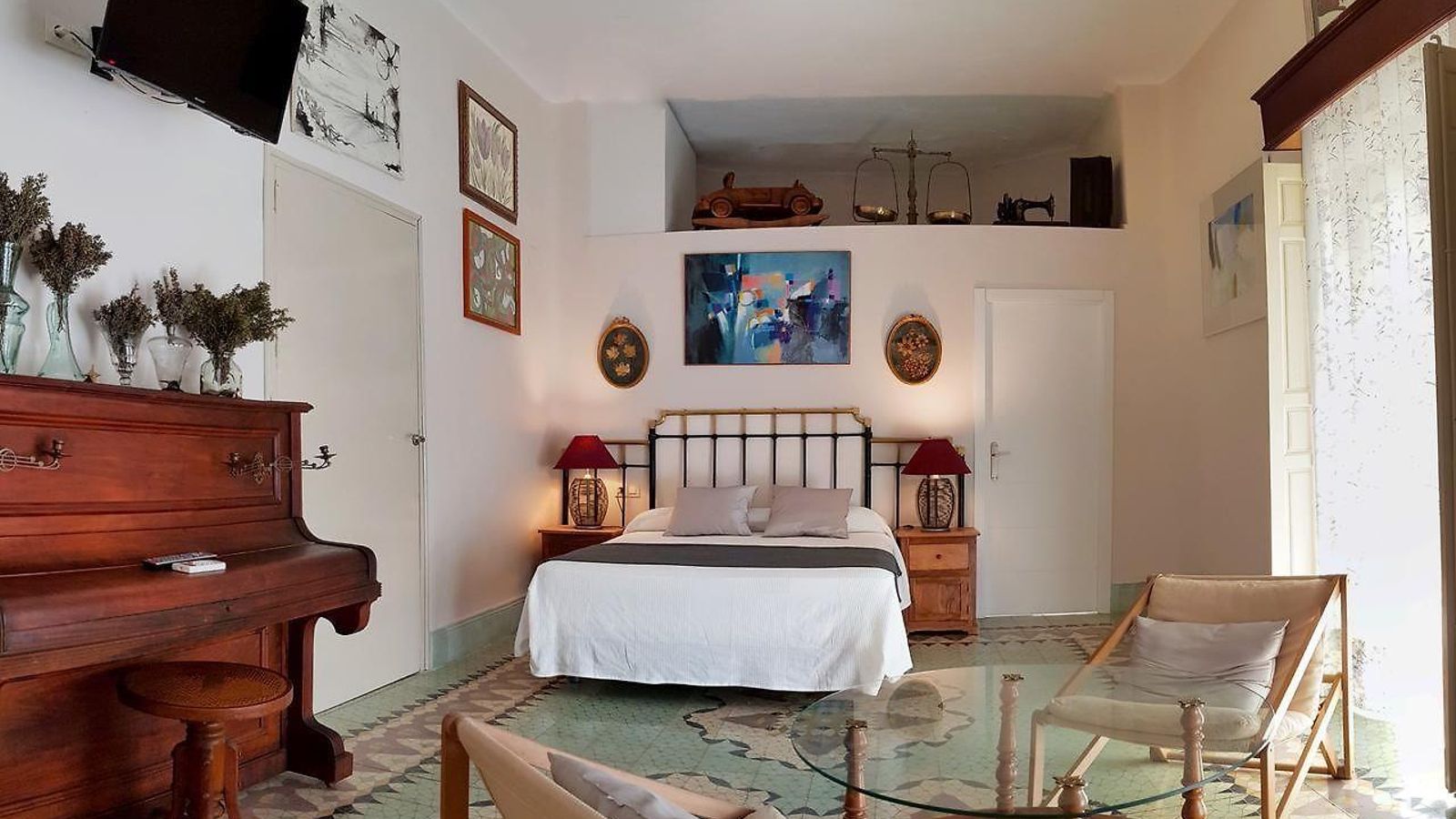 Las habitaciones están decoradas de manera muy original, como el resto del alojamiento.