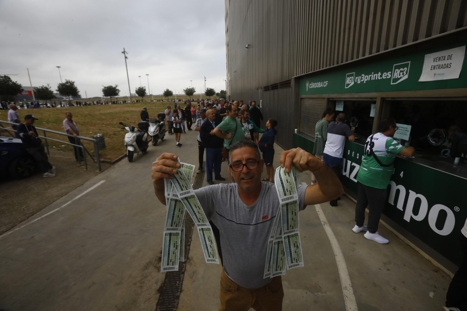 Las mejores fotos de las colas de El Arcángel para conseguir las entradas del Córdoba CF - Barcelona Atlétic Las mejores fotos de las colas de El Arcángel para conseguir las entradas del Córdoba CF - Barcelona Atlétic