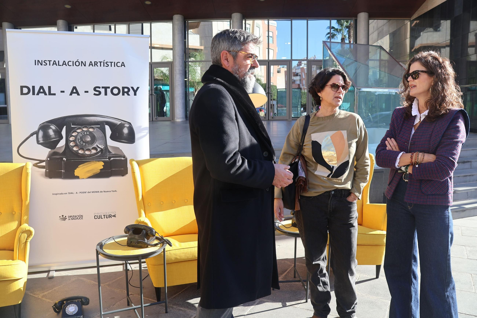 El curioso escenario en el que se invita a los transeúntes a acercarse y responder a una misteriosa llamada de teléfono.