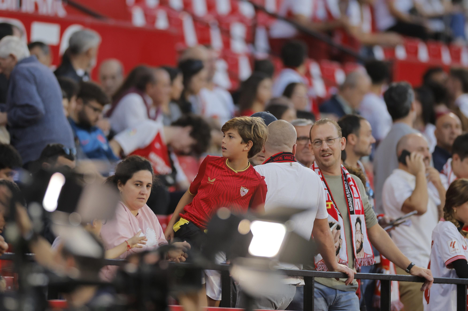 Búscate en las fotos del Sevilla-Betis