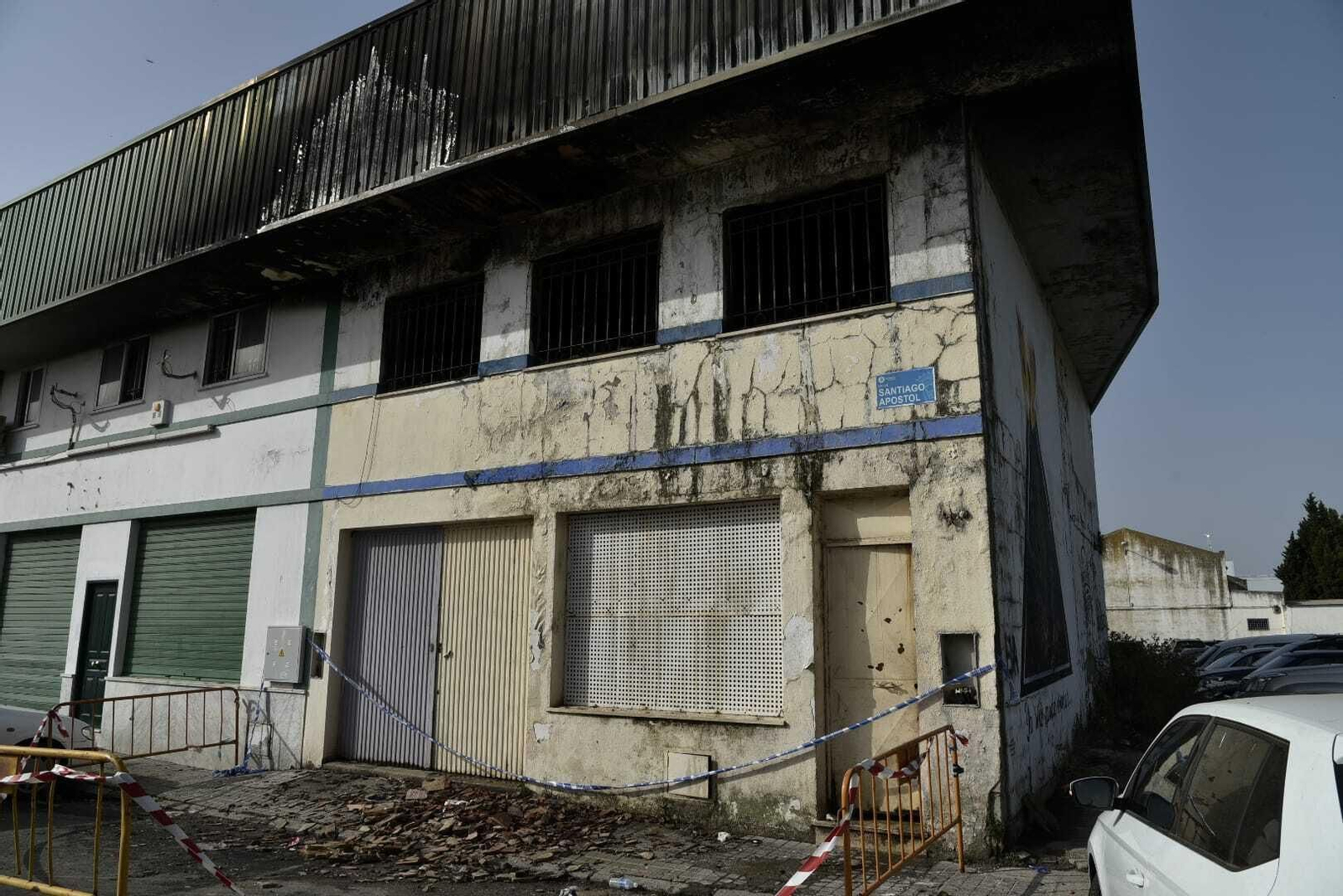 Exterior de la nave calcinada tras el incendio de la noche.