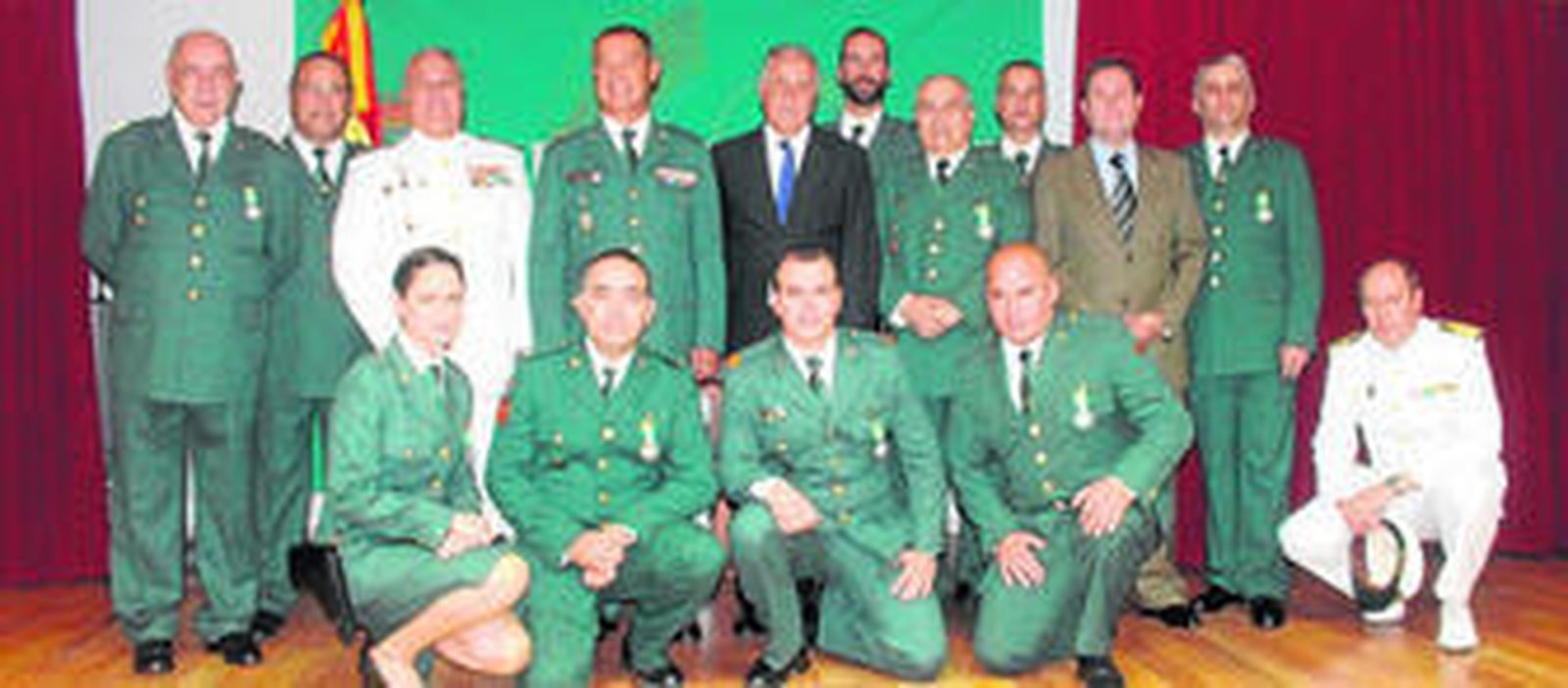 Foto de familia de los agentes condecorados con las autoridades civiles y militares.