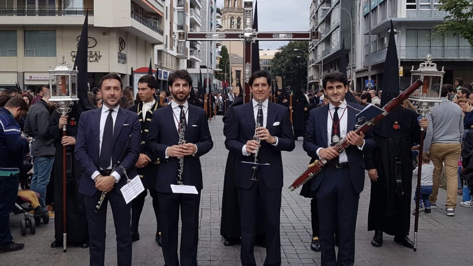 Capilla Musical San Telmo en la Plaza de la Encarnación delante de la cruz de guía de Los Servitas