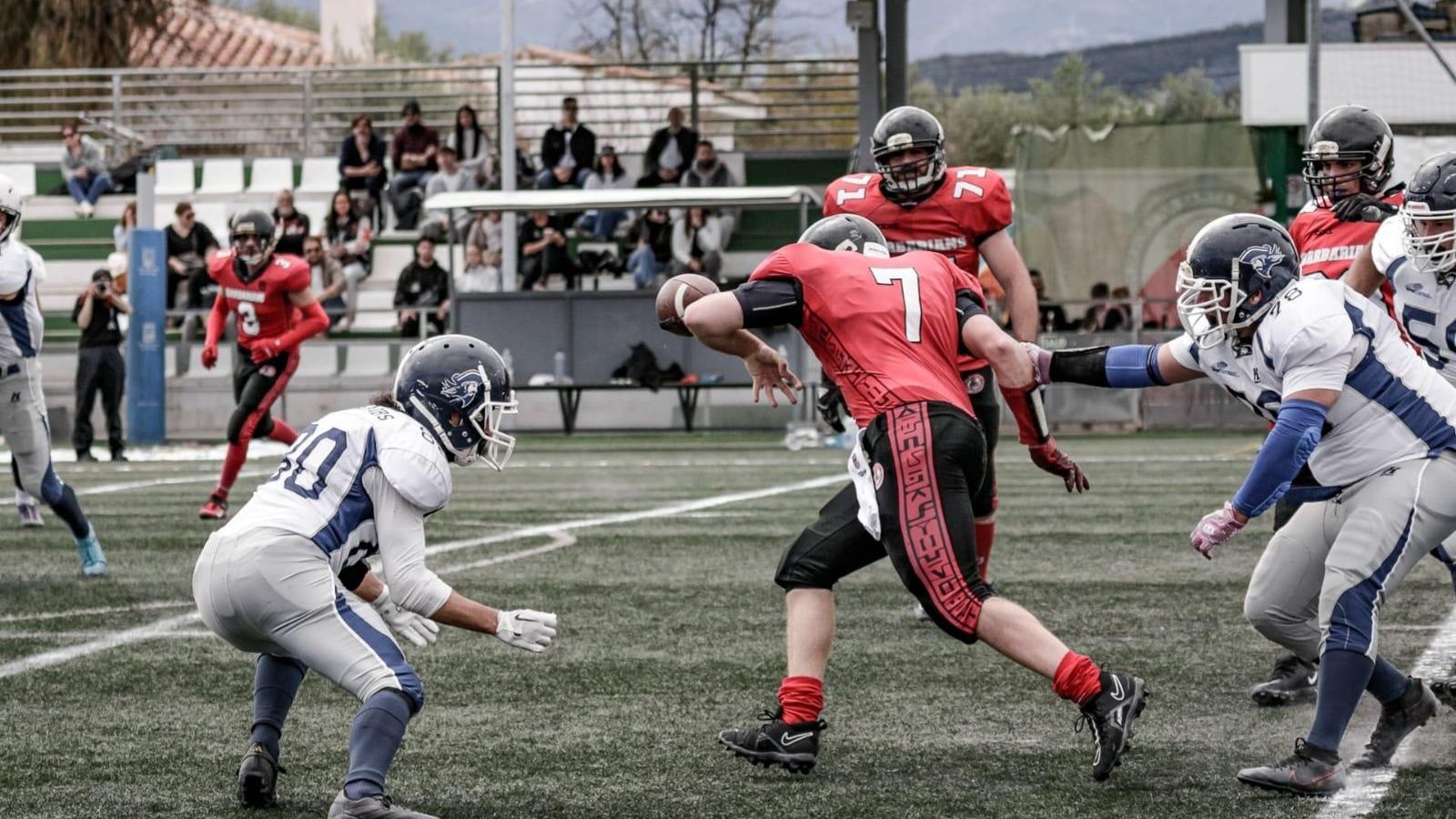 La defensa corsaria provocando una pérdida de balón o fumble al equipo almeriense en el campo de Santa Rosalía.