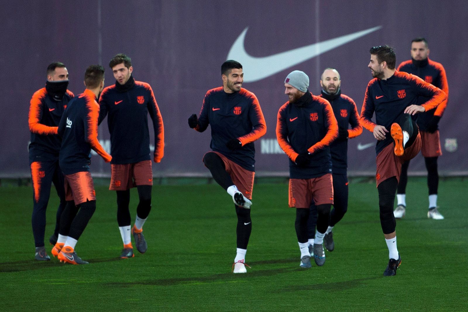 Luis Suárez, Messi, Iniesta y Piqué (a la derecha), en el último entrenamiento del Barça.