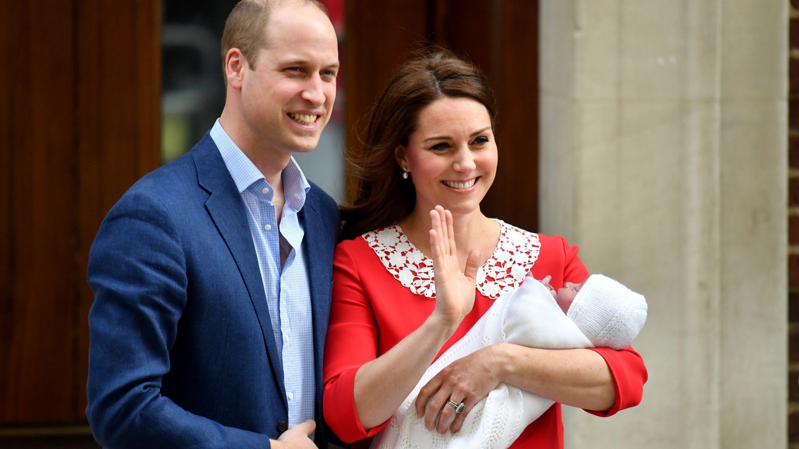 Guillermo y Catalina, saliendo del hospital con su tercer hijo, Luis.