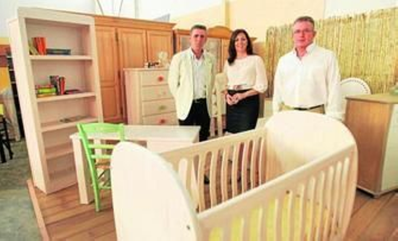 Los socios de la empresa FAMA, Gabriel Martínez y Francisco Amate, junto a la creadora de Ecoideas Decoración, Lola Fernández.