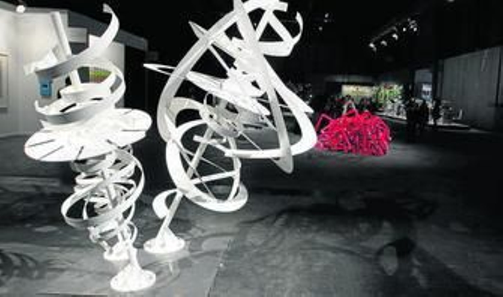 ARCO 13, los caminos que abren las mujeresDennis Adams y Txomin Badiola suscitan la curiosidad de Doña Leticia