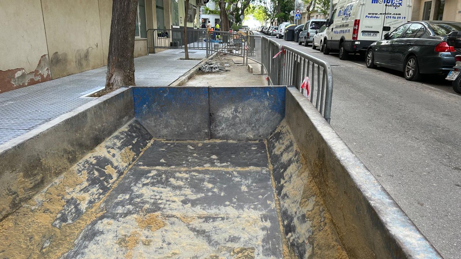 La Avenida de la Marina se ha visto seriamente afectada por la desaparición temporal de más de veinte aparcamientos para llevar una obra de matenimiento urbano