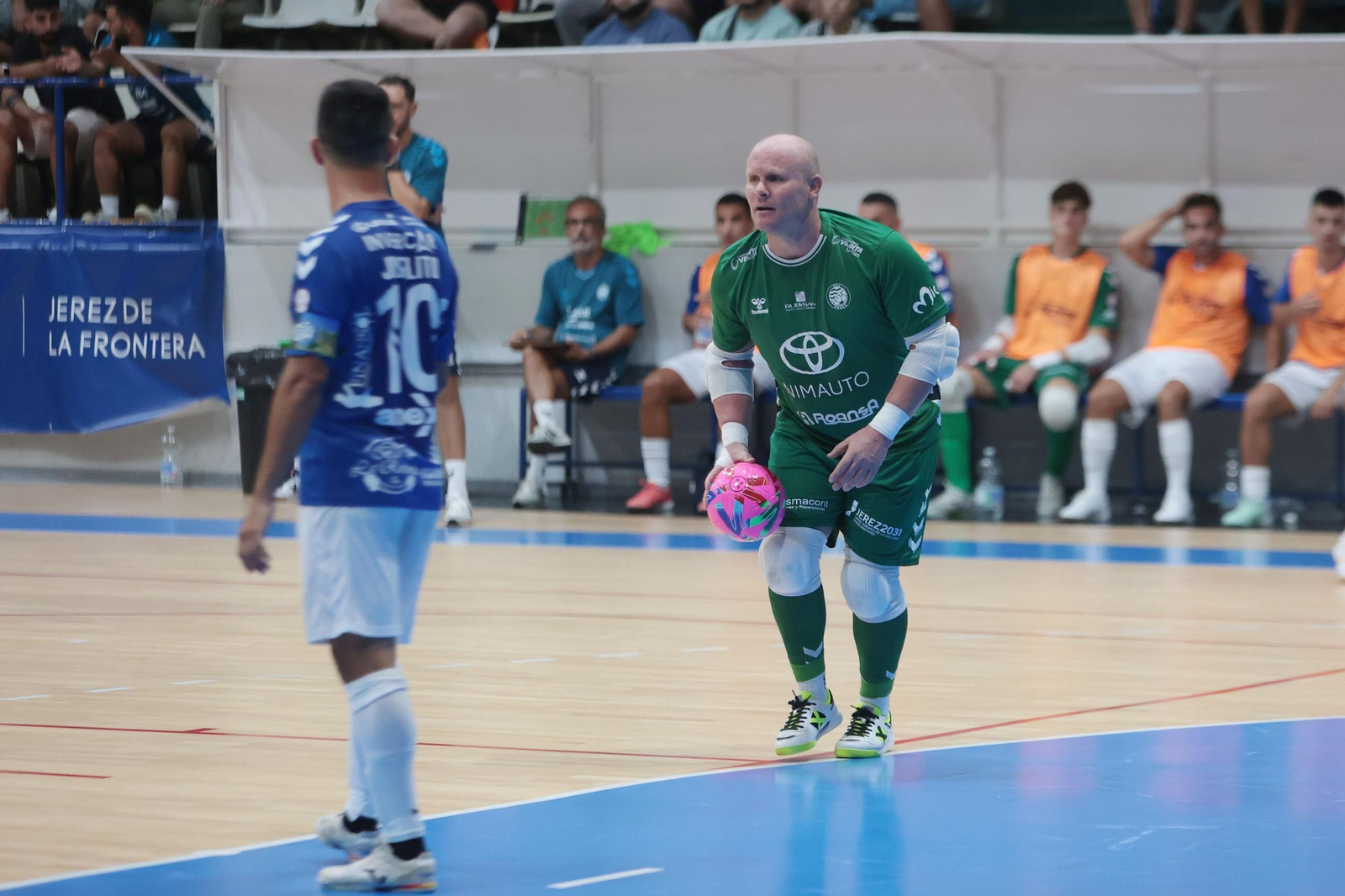 Imágenes del encuentro Xerez Toyota-Alchoyano en el Polideportivo Ruiz-Mateos de Jerez