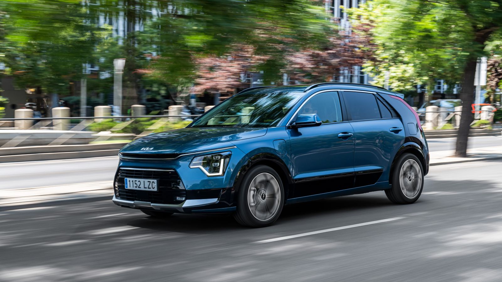 Híbrido enchufable y no enchufable se distinguen porque el primero tiene el punto de carga en la aleta delantera izquierda. En la trasera está la portilla del depósito. En el e-Niro, el eléctrico, el punto de carga está en el frontal.