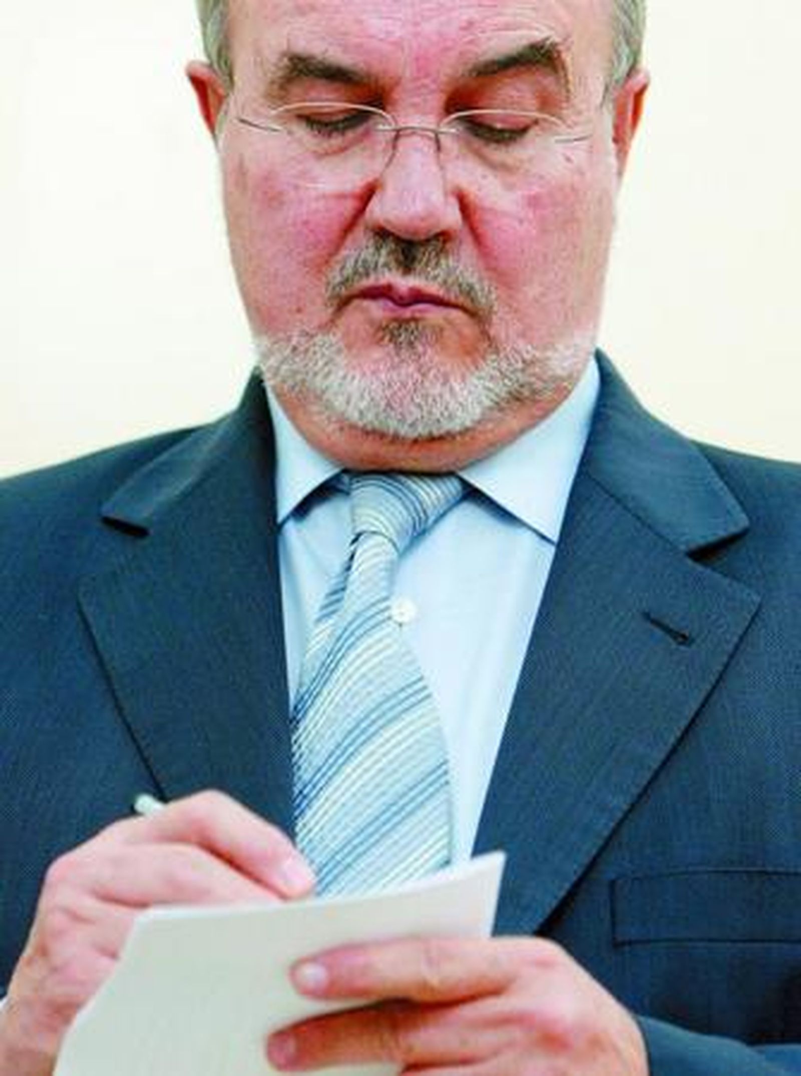 Pedro Solbes toma notas, ayer, durante una comparecencia.