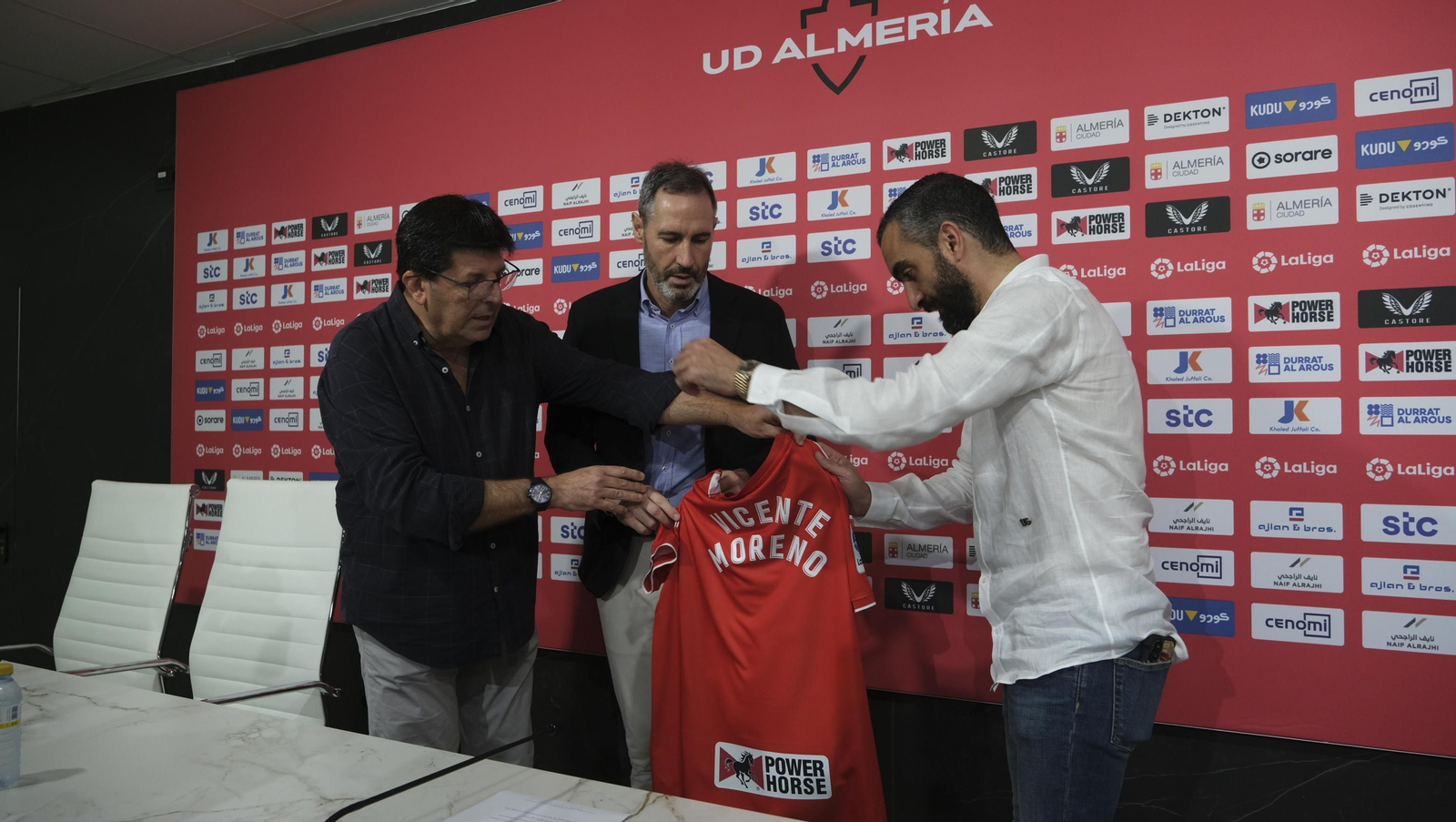 Imágenes de la presentación de Vicente Moreno, nuevo entrenador de la U.D. Almería