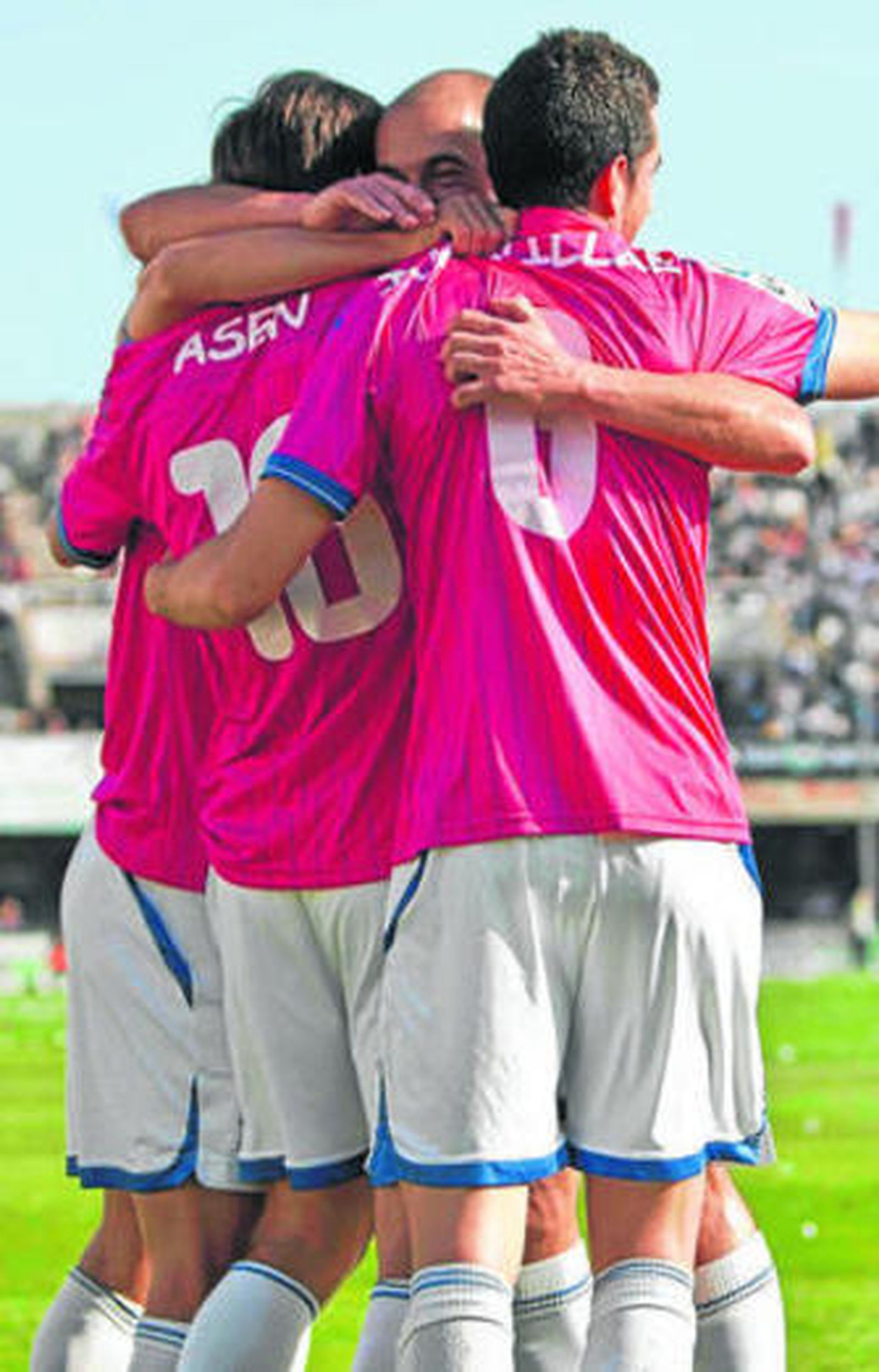 Los jugadores del Recreativo celebran un gol en Cartagena.
