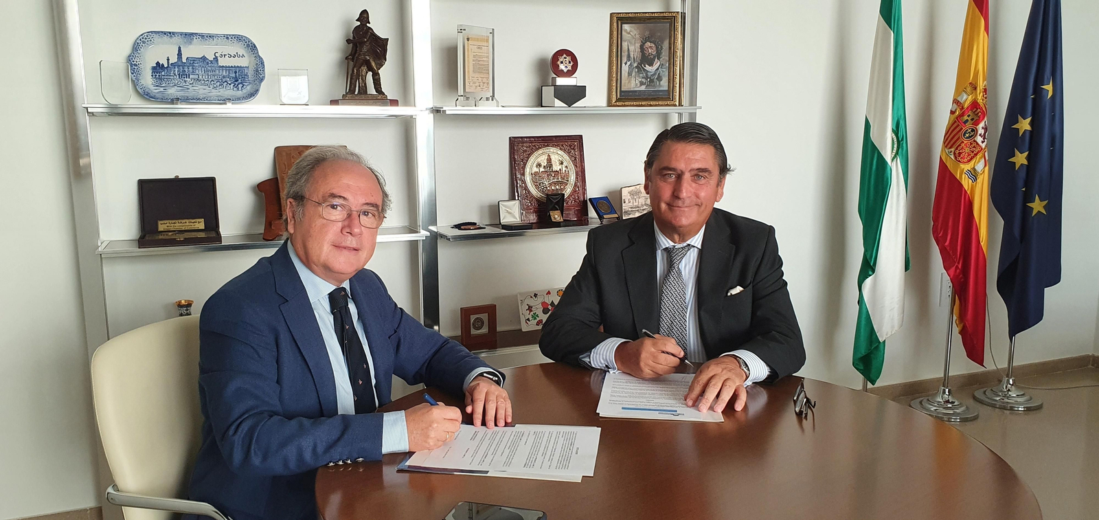 El presidente de Ceco, Antonio Díaz y el administrador de Prourban el Álamo, Juan Carlos Núñez,.