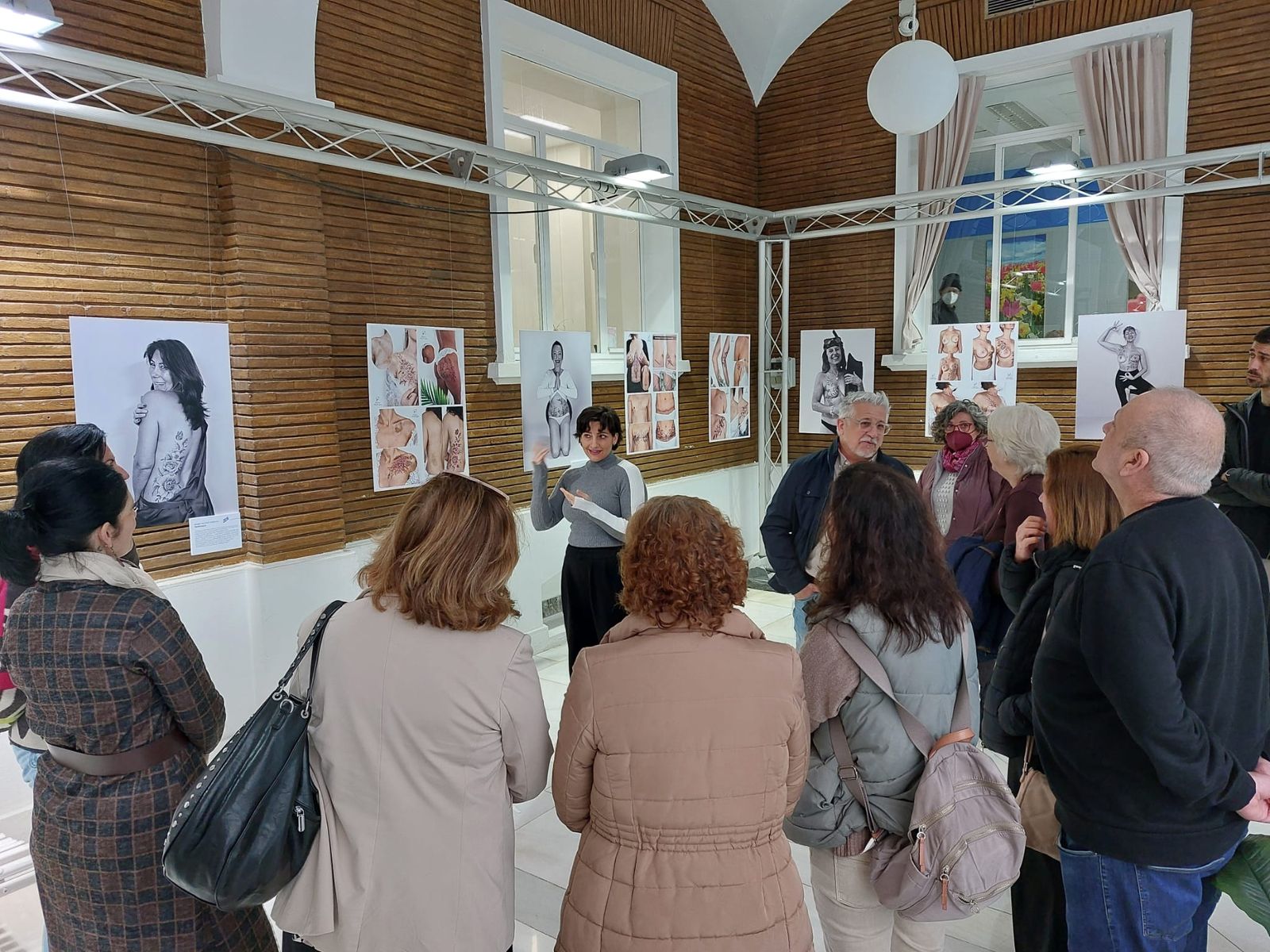 Un momento de la presentación de la muestra en el patio central del Hospital Central del Virgen del Rocío.