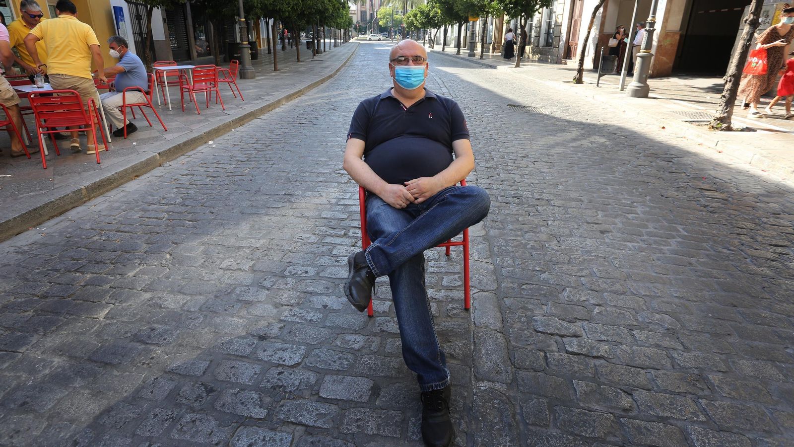Atilano Pacheco posa para el fotógrafo sentado en una silla en medio de la calle Larga. Atilano Pacheco posa para el fotógrafo sentado en una silla en medio de la calle Larga.
