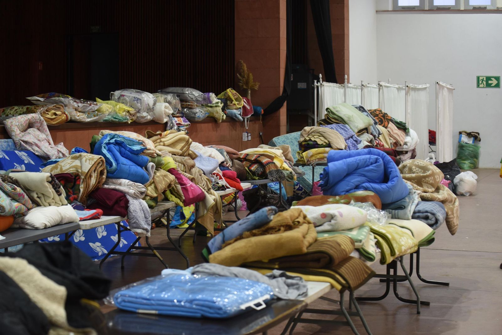 Mantas donadas por los vecinos de Adamuz para abrigar a las víctimas.