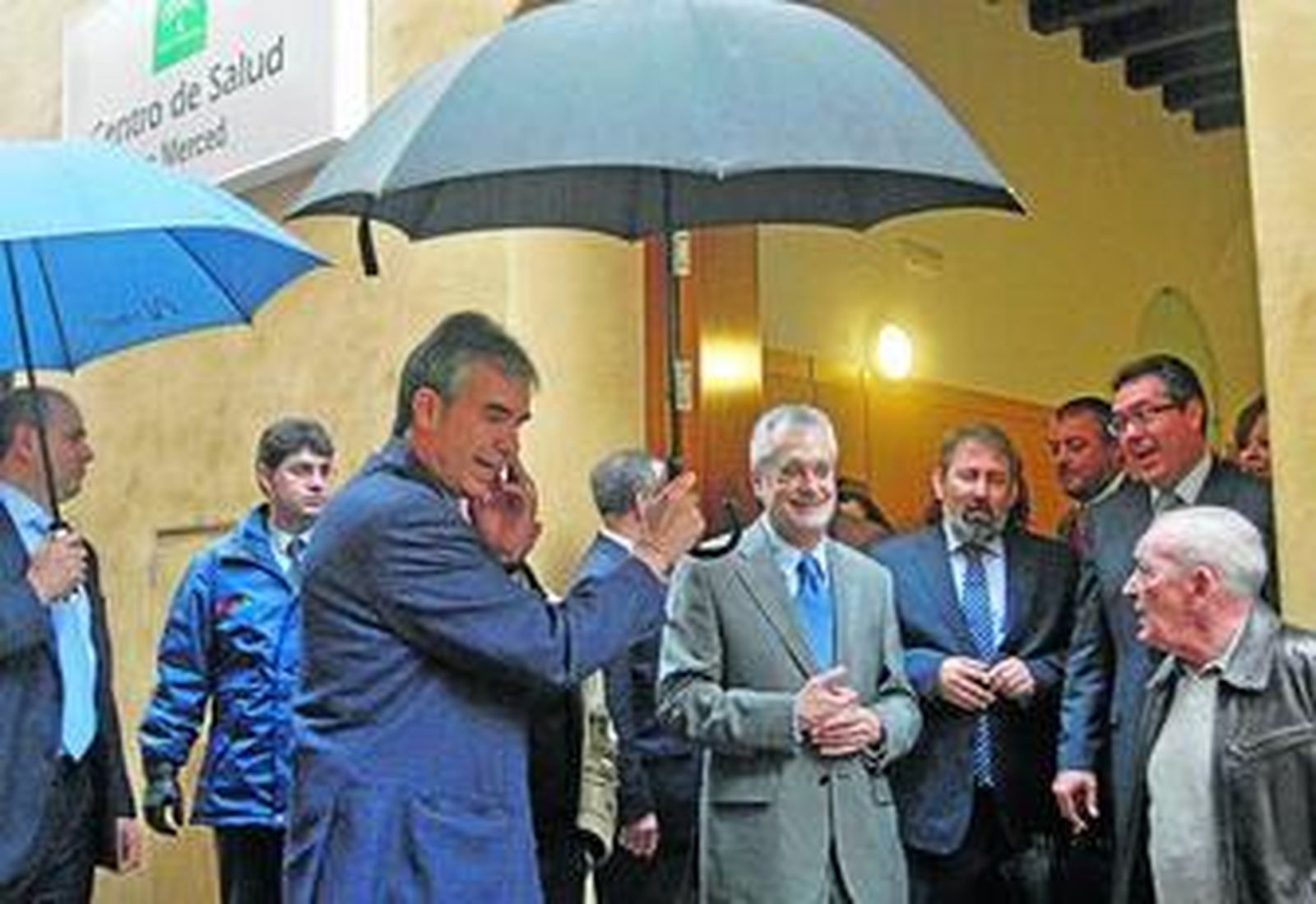 José Antonio Griñán, ayer a la salida del centro de salud tras su inauguración.