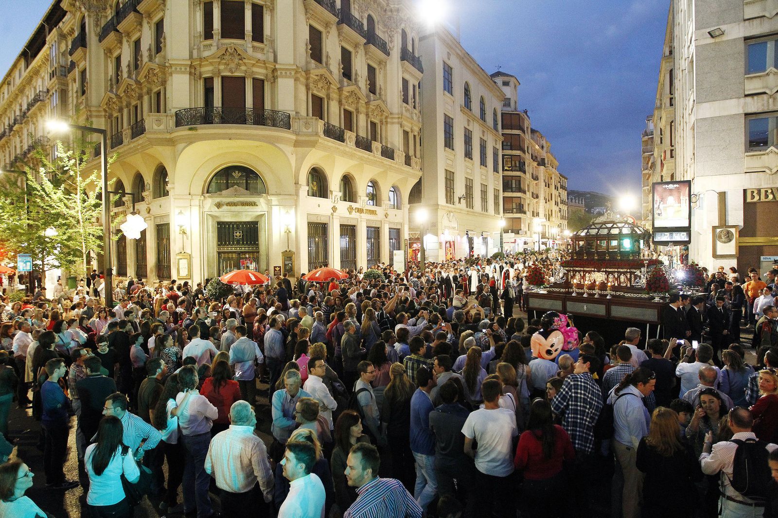 Visitantes y granadinos colapsan las calles durante la Semana Santa.