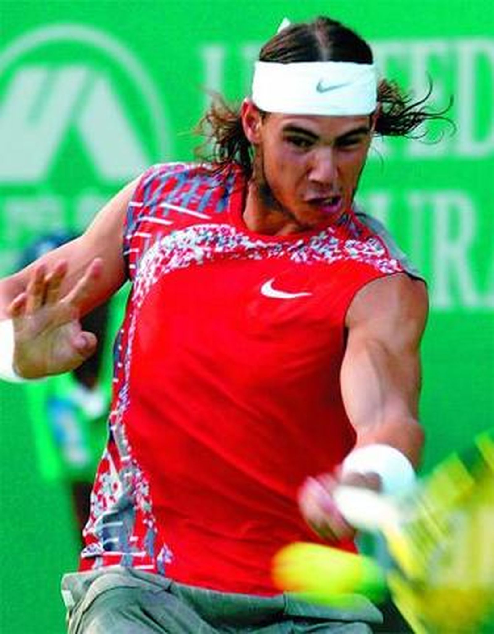 Nadal, golpeando la bola en el partido de ayer.