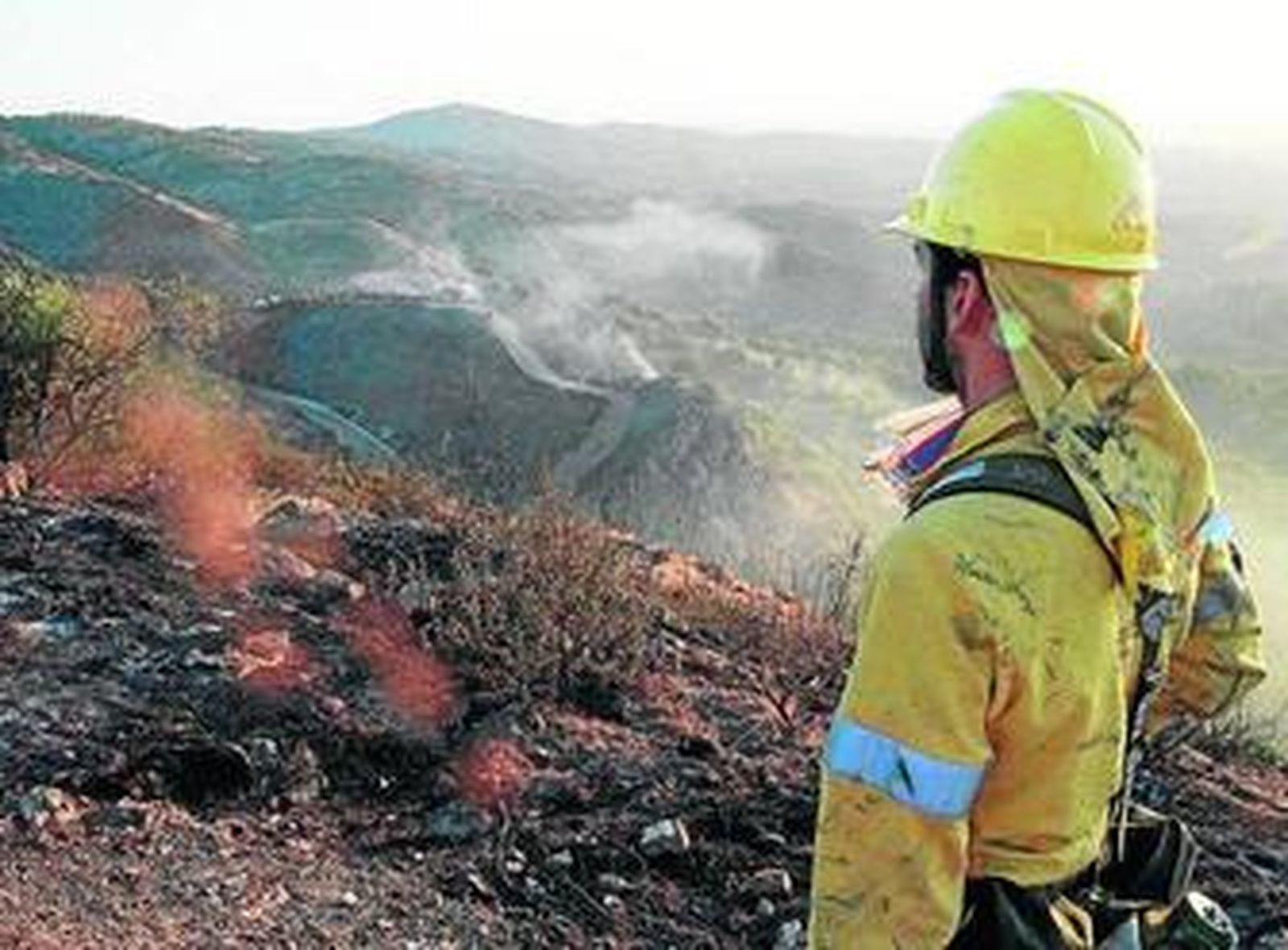 Un bombero observa parte del paraje arrasado por el incendio.