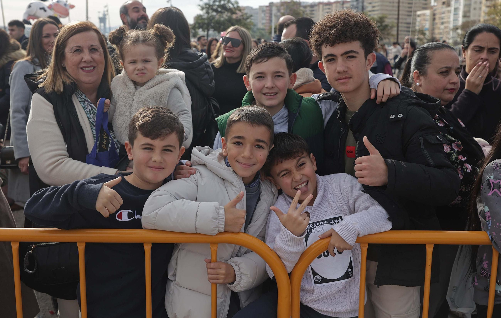 Búscate en las fotos del Arrastre de Latas 2025 en Algeciras