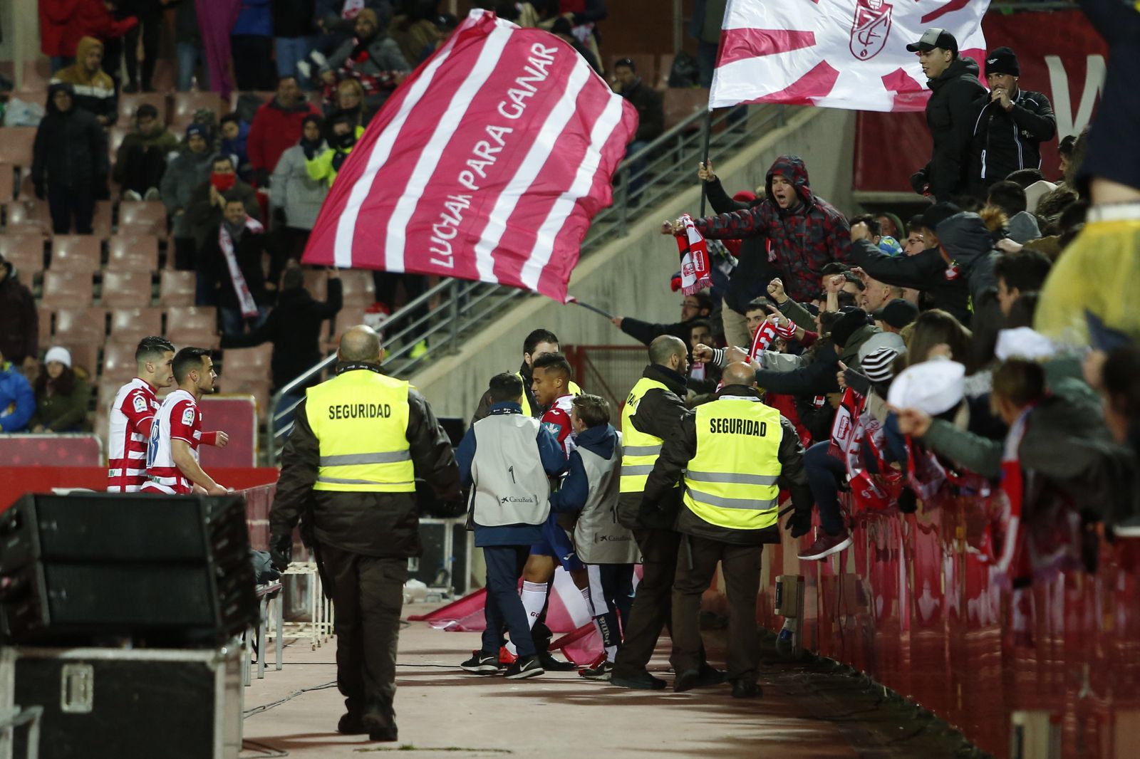 Vigilantes de seguridad durante un partido del Granada CF la temporada pasada